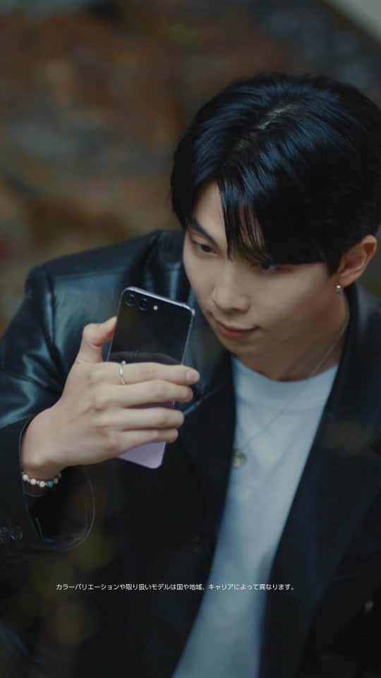 Galaxy Mobile Japanのインスタグラム：「@bts.bighitofficial の #RM さんは、#GalaxyZFlip5 で記録した日常から大切なインスピレーションを得ることもあるそう。  皆さまもぜひ Galaxy で毎日を記録してみませんか？  公式YouTubeではフルバージョンの動画を公開中💜 #GalaxyxRM #JoinTheFlipSide」