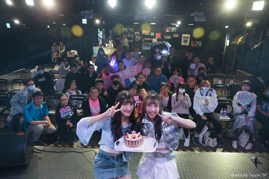 AKB48 Team TPさんのインスタグラム写真 - (AKB48 Team TPInstagram)「📢小編報報📢⁣ ⁣ AKB48 Team TP – 11月生日會🎂⁣ 用滿滿的表演填滿一起慶生的歡樂時光✨大家印象最深刻的是什麼部分呢？ 再一次大聲對兩位壽星說聲生日快樂吧🎉  ⁣ @yiyun_akb48teamtp @tingyun_akb48teamtp #AKB48TeamTP #TeamTP #TTP⁣ #11月生日會 #慶生趴 #生日快樂⁣ #林易沄 #孟庭筠」11月22日 19時00分 - akb48teamtp