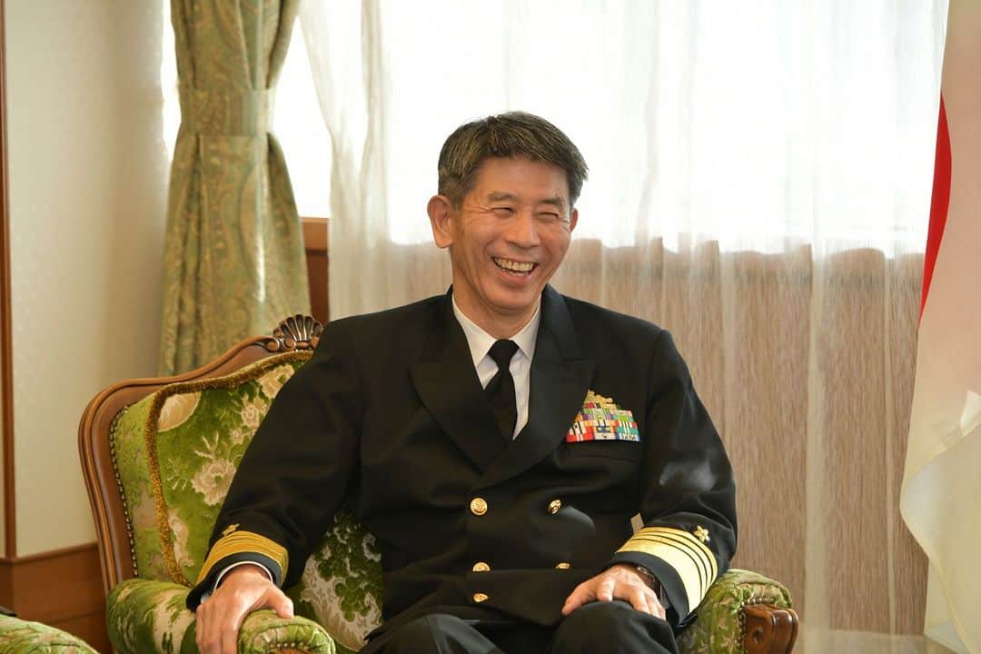 海上自衛隊さんのインスタグラム写真 - (海上自衛隊Instagram)「１１月２２日、酒井海幕長は今月２日に就任した米海軍作戦部長フランケティ大将の来訪を受けました。彼女の就任後初の外国訪問先が日本であることは、海自と米海軍の連携の強固さの証左です。安全保障環境が激動するなか、平和と安定のエンジンとして日米海軍種間での連携を益々強化します！🇯🇵🇺🇸  22 NOV, ADM Sakai, Chief of Staff, #JMSDF received a visit from ADM Lisa Franchetti @USNavyCNO. Japan being her first destination abroad since becoming CNO reflects the firm bond between #JMSDF and #USNavy. Our alliance will only grow stronger for global peace and stability.🇯🇵🇺🇸」11月22日 19時00分 - jmsdf_pr
