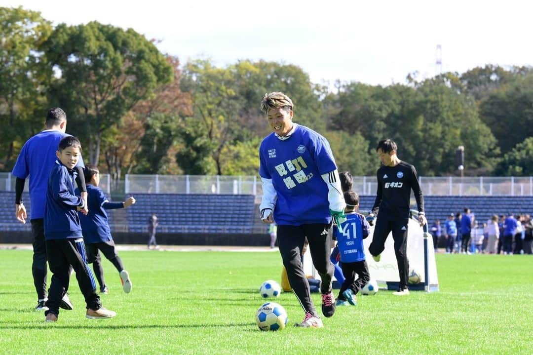 FC町田ゼルビアさんのインスタグラム写真 - (FC町田ゼルビアInstagram)「『ゼルビアファンフェスタ2023』 フォトギャラリー📷🎒①  🔵文化祭の様子🔵  ゴルフ部 #ポープウィリアム #藤尾翔太  購買部 #松井蓮之 #布施谷翔 書道部 #髙橋大悟 写真部 #平河悠 #奥山政幸  eスポーツ部 #池田樹雷人 #髙澤優也 #松本大輔 #バーンズアントン 太田宏介選手 激励会 #太田宏介 サッカー部 #翁長聖 #安井拓也 #稲葉修土  #FC町田ゼルビア #zelvia」11月22日 19時00分 - fcmachidazelvia