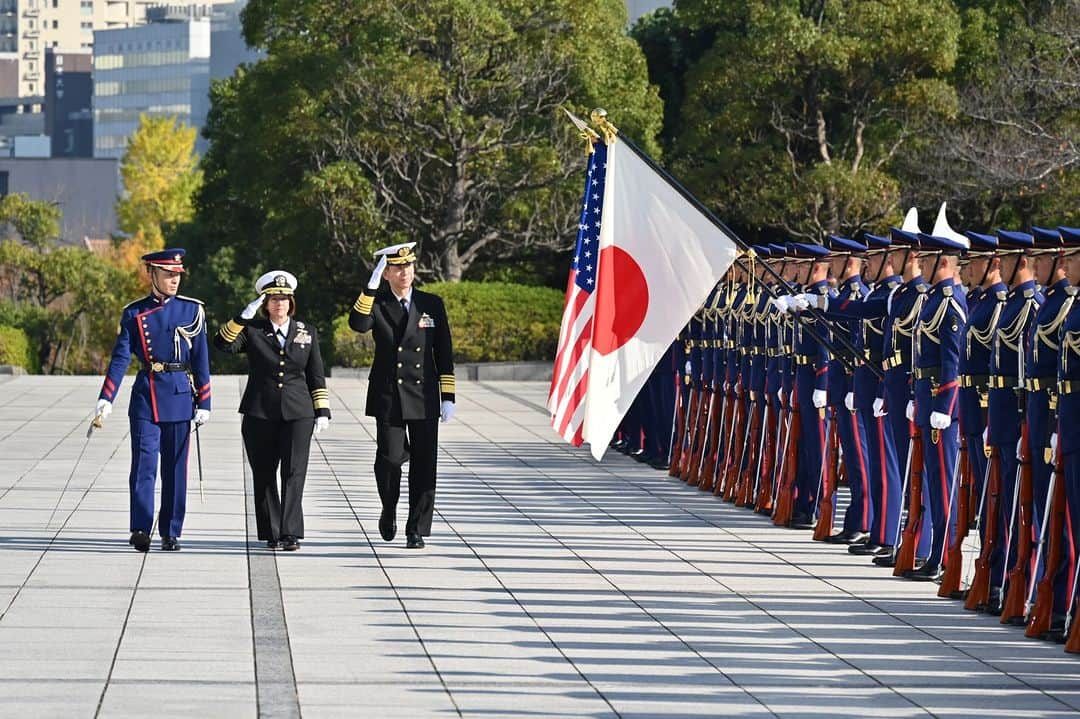 海上自衛隊のインスタグラム：「１１月２２日、酒井海幕長は今月２日に就任した米海軍作戦部長フランケティ大将の来訪を受けました。彼女の就任後初の外国訪問先が日本であることは、海自と米海軍の連携の強固さの証左です。安全保障環境が激動するなか、平和と安定のエンジンとして日米海軍種間での連携を益々強化します！🇯🇵🇺🇸  22 NOV, ADM Sakai, Chief of Staff, #JMSDF received a visit from ADM Lisa Franchetti @USNavyCNO. Japan being her first destination abroad since becoming CNO reflects the firm bond between #JMSDF and #USNavy. Our alliance will only grow stronger for global peace and stability.🇯🇵🇺🇸」