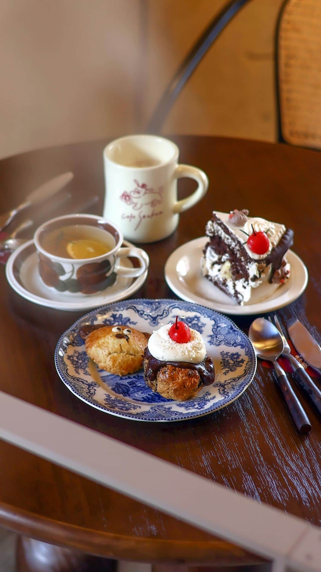 きょん。のインスタグラム：「わかってはいたけど、こんなにも並ぶとは...！  北浜の行列必至カフェ「cafe seukon」の2号店が 中崎町にグランドオープン✍️  平日の昼間にも関わらず、 案の定店前には人がずらり...！  といっても、 1階と2階にカフェ席があるから 開店もスムーズ◎  にしてもほんと、 スコーンもケーキも かわええなああああああ。  店名:cafe seukon 中崎町店 住所:大阪府大阪市北区中崎3-1-12  #tcafeseukon中崎町店 #japanesecafe #osakatrip #osaka #osakasweets #焼菓子  #japanesesweets #osakafood #reelsfood #japanfood #japantrip #スコーン #大阪カフェ #中崎町カフェ」