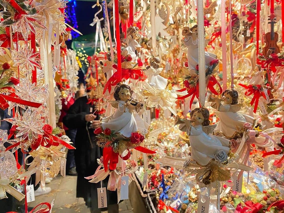 poroco（ポロコ）さんのインスタグラム写真 - (poroco（ポロコ）Instagram)「@poroco_magazine 2023さっぽろホワイトイルミネーション・2023ミュンヘン・クリスマス市 in Sapporoが始まりましたね✨ 札幌の冬を幻想的に彩る風物詩❄️ 5つの会場からなり、市内中心部の街路樹が装飾されるほか、大通会場では趣向を凝らした大小様々な光のオブジェがきらめいています✨ 本場ドイツのクリスマス料理や心躍る雑貨がずらりと並ぶ大通2丁目の「ミュンヘン・クリスマス市 in Sapporo」は12月25日（月）まで🎅 かわいい雑貨やグルメを楽しんで♪🥨🌲  2023さっぽろホワイトイルミネーション(第43回) 2023ミュンヘン・クリスマス市 in Sapporo(第22回) 日程：11/22（水）～’24/3/14（木） ※「ミュンヘン・クリスマス市 in Sapporo」は12月25日（月）まで。 時間：会場により異なる 問い合わせ：さっぽろホワイトイルミネーション実行委員会 TEL：011-281-6400（土・日曜、祝日を除く8：45～17：15） https://www.sapporo.travel/white-illumination/  #2023さっぽろホワイトイルミネーション #2023ミュンヘンクリスマス市inSapporo #さっぽろホワイトイルミネーション #ミュンヘンクリスマス市 #札幌イルミネーション #夜の札幌 #冬の札幌 #札幌大通公園 #札幌イベント #札幌クリスマス #札幌観光 #札幌旅行 #北海道旅行 #Illumination #christmas #sapporo #poroco」11月22日 19時01分 - poroco_magazine