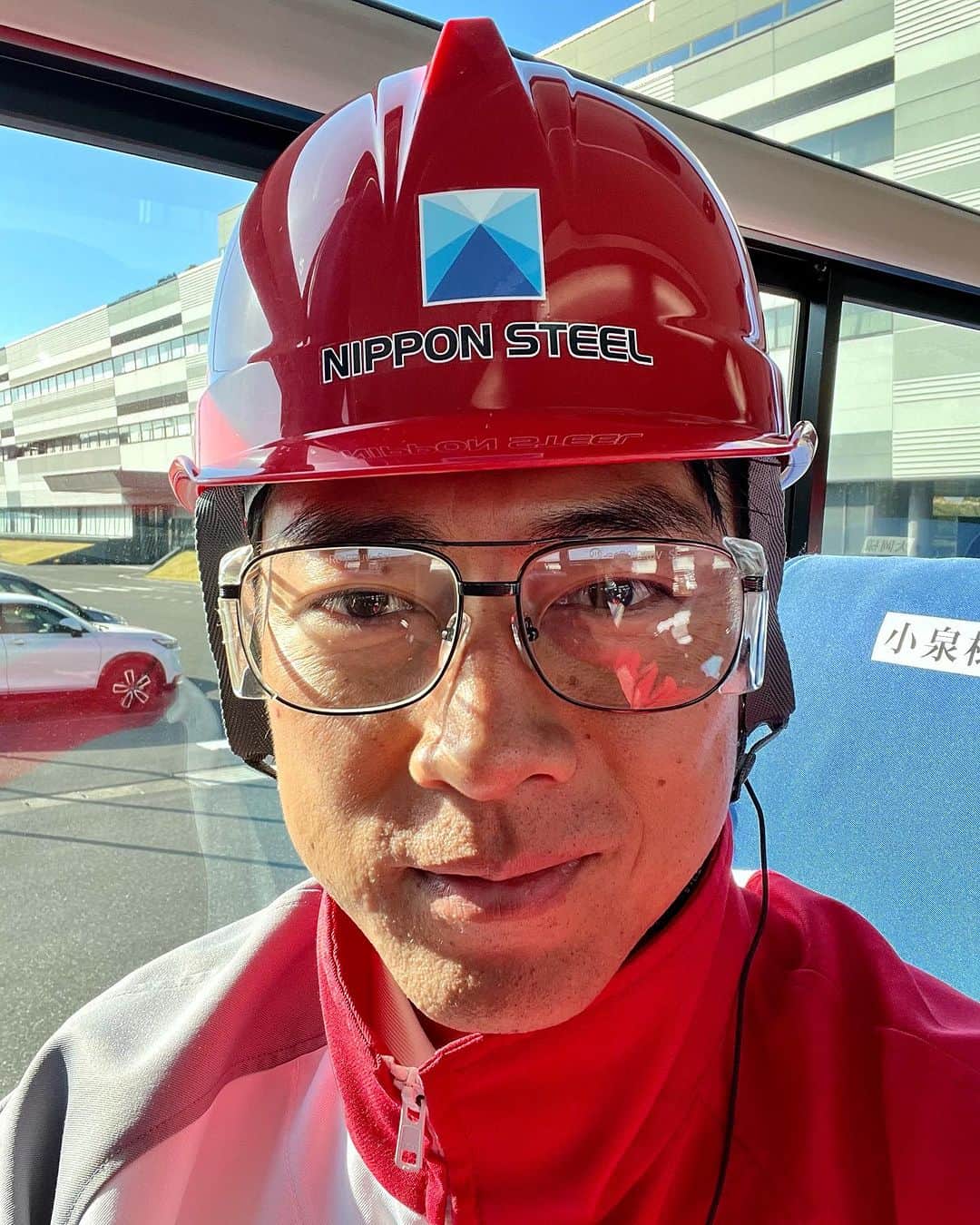 小泉進次郎さんのインスタグラム写真 - (小泉進次郎Instagram)「今日は日本製鉄の君津製鉄所を視察しました。 議員は、菅前総理と大岡衆議院議員と私。  カーボンニュートラルに向けて鉄鋼業は他産業と比べても大変な努力を求められている中で、現場の汗を感じる視察になりました。  特に、水素還元製鉄という、環境負荷を低減する新たな手法で実証に挑んでいる現場の方との会話は印象的でした。  「水素を使っても10%の二酸化炭素削減が限界だと思っていたが、やってみたら22%までできた。明後日からは30%を目指します。」  まさに限界を超えた取り組みを続け、世界市場に挑む民間の取り組みの現場です。  日本の企業の底力と可能性を改めて感じました。  政治が後押しする責任を痛感しました。  視察にご協力頂いた日本製鉄君津製鉄所の皆さん、ありがとうございました！  #カーボンニュートラル  #鉄鋼  #日本製鉄  #君津製鉄所  #水素還元製鉄  #菅義偉  #大岡敏孝  #小泉進次郎」11月22日 19時01分 - shinjiro.koizumi