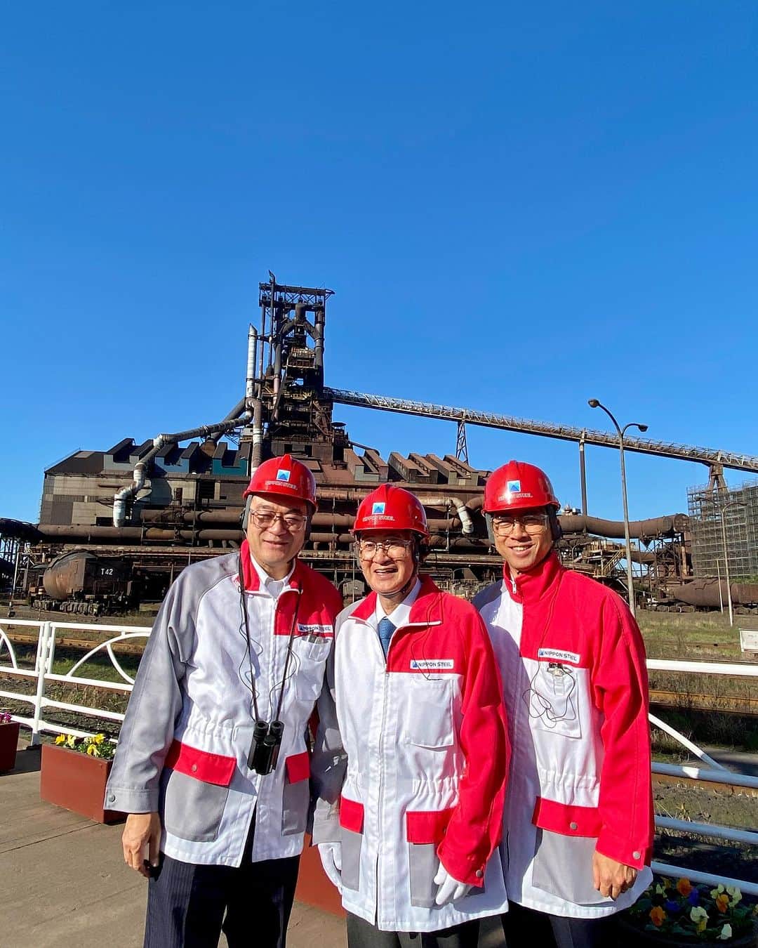 小泉進次郎さんのインスタグラム写真 - (小泉進次郎Instagram)「今日は日本製鉄の君津製鉄所を視察しました。 議員は、菅前総理と大岡衆議院議員と私。  カーボンニュートラルに向けて鉄鋼業は他産業と比べても大変な努力を求められている中で、現場の汗を感じる視察になりました。  特に、水素還元製鉄という、環境負荷を低減する新たな手法で実証に挑んでいる現場の方との会話は印象的でした。  「水素を使っても10%の二酸化炭素削減が限界だと思っていたが、やってみたら22%までできた。明後日からは30%を目指します。」  まさに限界を超えた取り組みを続け、世界市場に挑む民間の取り組みの現場です。  日本の企業の底力と可能性を改めて感じました。  政治が後押しする責任を痛感しました。  視察にご協力頂いた日本製鉄君津製鉄所の皆さん、ありがとうございました！  #カーボンニュートラル  #鉄鋼  #日本製鉄  #君津製鉄所  #水素還元製鉄  #菅義偉  #大岡敏孝  #小泉進次郎」11月22日 19時01分 - shinjiro.koizumi