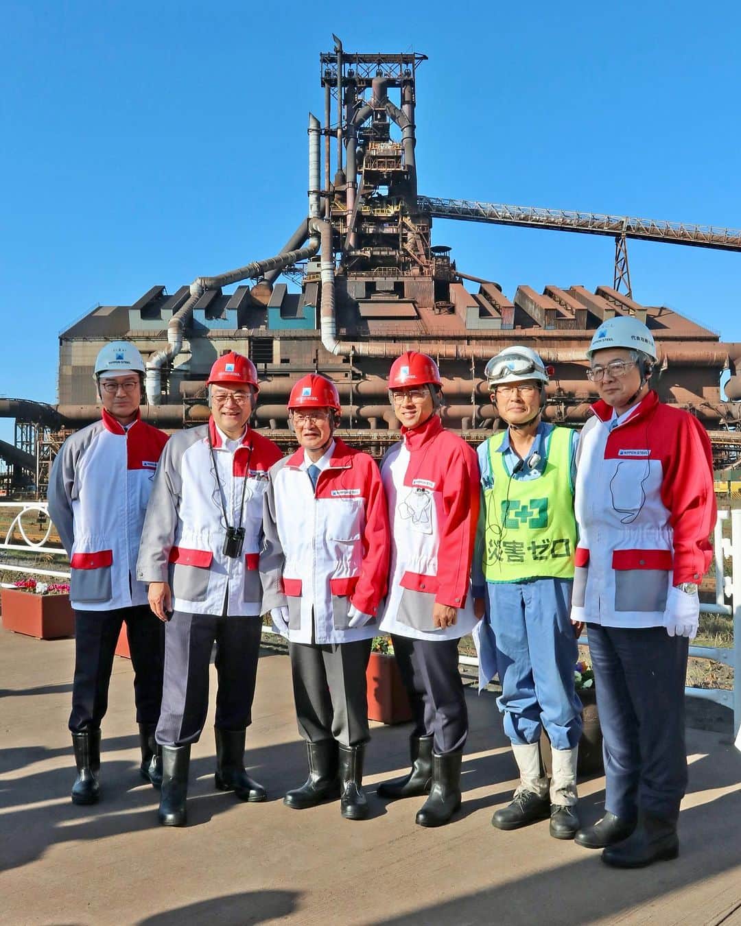 小泉進次郎さんのインスタグラム写真 - (小泉進次郎Instagram)「今日は日本製鉄の君津製鉄所を視察しました。 議員は、菅前総理と大岡衆議院議員と私。  カーボンニュートラルに向けて鉄鋼業は他産業と比べても大変な努力を求められている中で、現場の汗を感じる視察になりました。  特に、水素還元製鉄という、環境負荷を低減する新たな手法で実証に挑んでいる現場の方との会話は印象的でした。  「水素を使っても10%の二酸化炭素削減が限界だと思っていたが、やってみたら22%までできた。明後日からは30%を目指します。」  まさに限界を超えた取り組みを続け、世界市場に挑む民間の取り組みの現場です。  日本の企業の底力と可能性を改めて感じました。  政治が後押しする責任を痛感しました。  視察にご協力頂いた日本製鉄君津製鉄所の皆さん、ありがとうございました！  #カーボンニュートラル  #鉄鋼  #日本製鉄  #君津製鉄所  #水素還元製鉄  #菅義偉  #大岡敏孝  #小泉進次郎」11月22日 19時01分 - shinjiro.koizumi