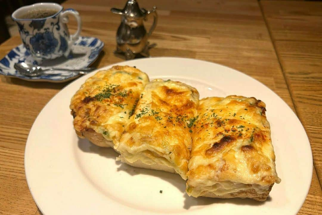 レッツエンジョイ東京のインスタグラム：「老舗喫茶でいただく“日本初”のピザトースト🍕✨  日比谷にある「珈琲館 紅鹿舎（ベニシカ）」は、昭和32（1957）年創業の老舗喫茶店。  同店の名物の一つが、日本で初めて作られたという「元祖 ピザトースト」。厚さ3.5cmものトーストに、オランダ産チーズとピーマンやタマネギなどの具材がたっぷり！材料から調理法にいたるまで、創業当時から変わらないというから驚きです。  時代を越えて愛され続ける「元祖 ピザトースト」をぜひ味わってみて😊  🔸珈琲館 紅鹿舎 📍東京都千代田区有楽町1-6-8 松井ビル 1Ｆ 🚉日比谷  #レッツエンジョイ東京 #おでかけ #おでかけスポット #東京 #日比谷 #有楽町 #珈琲館紅鹿舎 #紅鹿舎 #べにしか #喫茶店 #喫茶店グルメ #喫茶店好き #東京喫茶店 #レトロ喫茶店 #珈琲店 #ピザトースト #日比谷カフェ #日比谷グルメ #日比谷ランチ #有楽町カフェ #銀座カフェ#銀座喫茶店 #昭和レトロ #喫茶店部 #喫茶店好きと繋がりたい #喫茶店巡り #喫茶店めぐり #喫茶店好き#純喫茶 #ピザトースト」