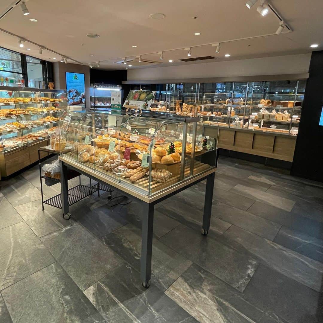 ANDERSEN アンデルセンのインスタグラム：「アンデルセン東武池袋店  JR山手線・東武東上線の池袋駅北口改札（Ｂ1Ｆ）すぐに あるアンデルセン東武池袋店  APPLE FESTIVALを開催中の店内には 今月おすすめの「芸北りんごのアップルパイ」をはじめ、 池袋店の限定商品のドーナツも並びます🍩  ＊「国産小麦のドーナツ（クリーム）」（pic3)  カフェが併設されており お好きなパンや洋菓子と一緒に コーヒーや紅茶と一緒にお楽しみいただけます。  APPLE FESTIVALの開催期間も残りわずか。 りんごを使ったパンや池袋店限定の商品を 店内のカフェコーナーで楽しみませんか☕️？」