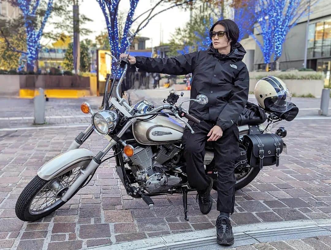 外山将平さんのインスタグラム写真 - (外山将平Instagram)「先日から相棒になりました。　　　　　　　　 ドラッグスター250　　　　　　　　　　　 沢山悩んで､現車見てこの子に決めました。思ったのは商品もそうだけど､決め手は人だなと。23年前のドラスタだけど、コツコツいじって既に愛着が湧いています。笑　　　　　　　　　 　　　　　　　　　　　　　　　　　　　 宜しくお願い致します🏍 釣ーングしましょう🐟 　　　　　　　　　 　　　　　　　　　　　　　　　　　　　　 ※寒いのでインナー多めです。笑　　　　　　　　　 　　　　　　　　　　　　　　　　　　　　　 　　　　　　　　　　　　　　　　 #hyamaha #ドラッグスター250 #バイク #rider #ドラスタ　　　　　 #アングラーズマイスター　　　　　　　　　　　　　　　　　 #钓鱼 #每日穿搭 #시바스 #농어　　　　　　　　　 　　　　　　　　　　　　　　　　　　　 　　　　　　　　　　　　　　　　　　　　　　　　　　　　　　　　　　　　　　　　　　　  ◆釣りにかかわらず､出たゴミは持ち帰りましょう！ 一人一人の意識で自然は守れます。 釣り場､自然を大切に🐟　　　　　　　　　　　　　　　　  ◆キャスト時は必ず後方確認をして ルアーや針が歩行者､同行者に当たらないようにしましょう。　　　　 　　　　　　　　　　　　　　　　　　　　　　　　　　　　　　 ◆釣り際はライフジャケット着用をお願い致します。※釣り物によって異なります。　　　　　　　 命を守りましょう！　　　　　　　　　　　　 　　　　　　　　　　　　　　　　　　　　　 ◆YouTube⇩(始めました！チャンネル登録お願いします！) https://youtube.com/channel/UC07x3DbJCNv_gAFvAjaWQMQ　　　　　　　 　　　　　　　　　　　　　　　　　　　　　  ◆アングラーズ↓🎣 外山将平 https://anglers.jp/users/530231 こちらもチェックお願い致します🐟　　　　　　　  ◆Twitter↓ https://mobile.twitter.com/syohei_1108 こちらもフォロー宜しくお願い致します！🙇‍♂　　　　　 　　　　　　　　　　　　　　　　　　　　　　　　　　　　　　　　　　　　　　　　　　　　　　　　　　　　　　　　　　　　　　　　　　 　　　　　　　　　　　　　　　　　　　　　　　　　　　　 #今日の外山 #俳優 #外山将平  #釣り好きな人と繋がりたい #釣りスタグラム #シーバス #東京湾奥 #BlueBlue #釣りの成長記録 #釣りで人生を豊かに  #fishing #lure #bass #fish #fishinglife #bigfish  #instafish  #bassfishing #seabass」11月22日 19時03分 - syohei_toyama