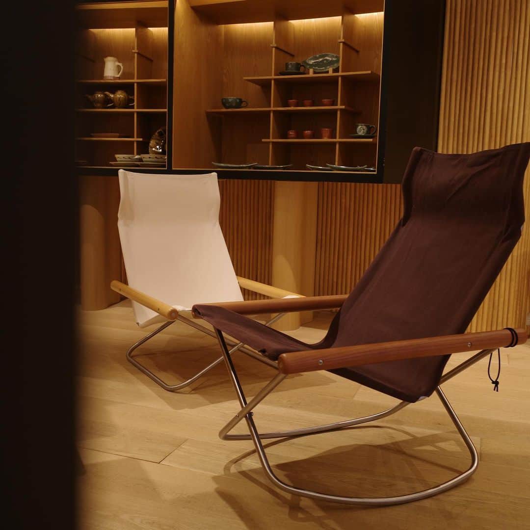 のインスタグラム：「11.22 Wed. Release!：The NychairX by Japanese designer Takeshi Nii “Limited Edition 2024”.  1970年に新居猛によってデザインされ、世界中で愛される名作椅子“NychairX”の限定モデル「Limited Edition 2024」を本日より受注販売いたします。 時代ごとの想いに寄り添ったモデルとして製作された「Limited Edition 2024」 は、1970年代のアーカイブから着想された懐かしさや安心感を与える仕上がりに。 “アースモーブブラウン”のシートに重厚感あるオーク材の肘掛けは、使い込まれた家具とも調和します。 Nychair XとNychair X Rockingが揃いましたので、ぜひそれぞれの座り心地をお試しください。  ＜NychairX＞Limited Edition 2024 ￥57,200（inc.tax）  ＜NychairX Rocking＞Limited Edition 2024 ￥60,500（inc.tax）  ＊通常モデルのオーダーも承っております。  ￣￣￣￣￣￣￣￣￣￣￣￣￣￣￣ オーダーは下記店舗にて承ります。  ［東京 新宿］BEAMS JAPAN 5階 fennica STUDIO ☎︎03-5368-7304  ［兵庫 神戸］BEAMS KOBE B1階 ☎︎ 078-335-2720 ＿＿＿＿＿＿＿＿＿＿＿＿＿＿＿  #新居猛 #nychairxlimitededition2024 #nychair #nychairx #nychairxrocking #beams #fennica #beamsjapan #beamsjapan5th #fennicastudio #beamskobe #fennicakobe」