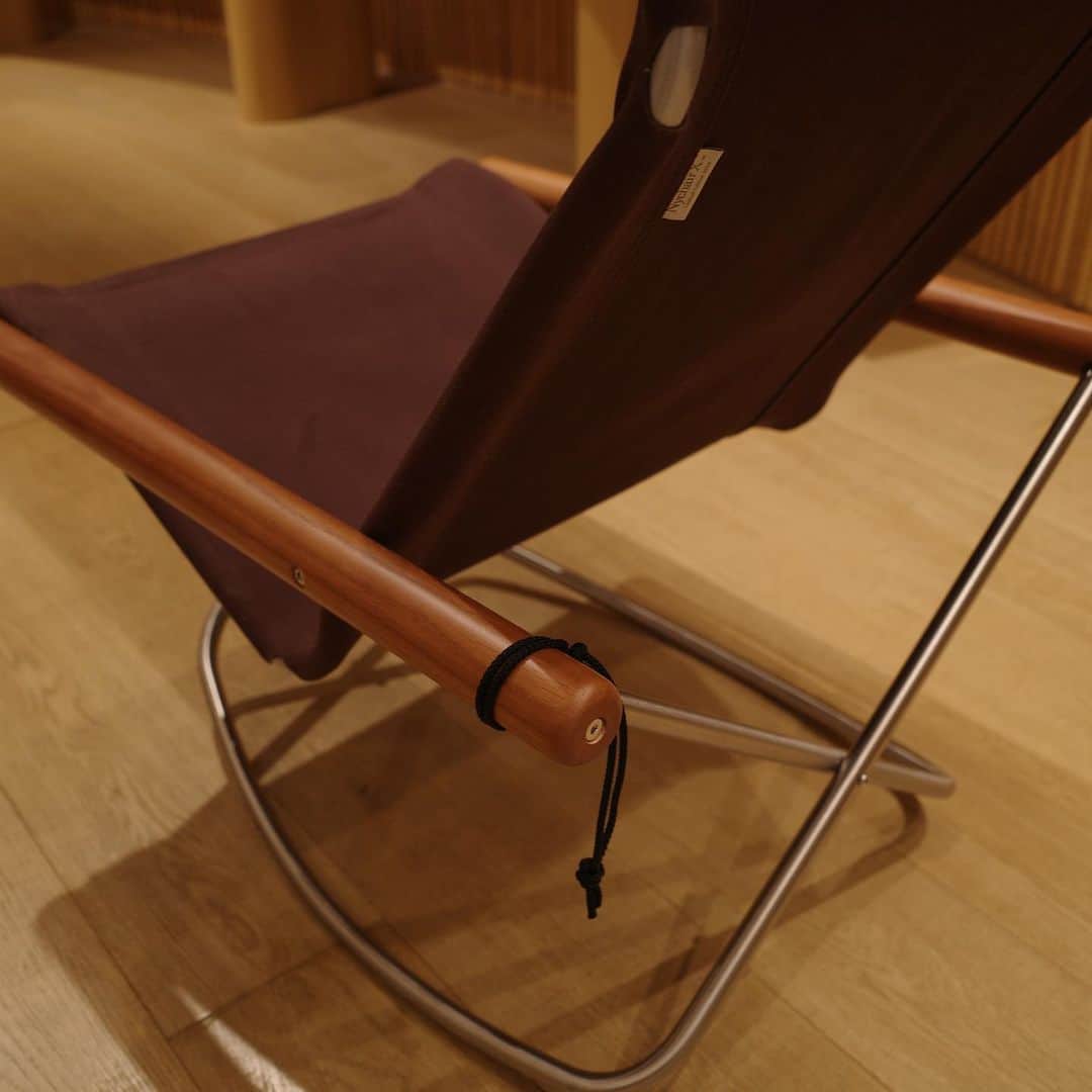 BEAMS JAPANさんのインスタグラム写真 - (BEAMS JAPANInstagram)「11.22 Wed. Release!：The NychairX by Japanese designer Takeshi Nii “Limited Edition 2024”.  1970年に新居猛によってデザインされ、世界中で愛される名作椅子“NychairX”の限定モデル「Limited Edition 2024」を本日より受注販売いたします。 時代ごとの想いに寄り添ったモデルとして製作された「Limited Edition 2024」 は、1970年代のアーカイブから着想された懐かしさや安心感を与える仕上がりに。 “アースモーブブラウン”のシートに重厚感あるオーク材の肘掛けは、使い込まれた家具とも調和します。 Nychair XとNychair X Rockingが揃いましたので、ぜひそれぞれの座り心地をお試しください。  ＜NychairX＞Limited Edition 2024 ￥57,200（inc.tax）  ＜NychairX Rocking＞Limited Edition 2024 ￥60,500（inc.tax）  ＊通常モデルのオーダーも承っております。  ￣￣￣￣￣￣￣￣￣￣￣￣￣￣￣ オーダーは下記店舗にて承ります。  ［東京 新宿］BEAMS JAPAN 5階 fennica STUDIO ☎︎03-5368-7304  ［兵庫 神戸］BEAMS KOBE B1階 ☎︎ 078-335-2720 ＿＿＿＿＿＿＿＿＿＿＿＿＿＿＿  #新居猛 #nychairxlimitededition2024 #nychair #nychairx #nychairxrocking #beams #fennica #beamsjapan #beamsjapan5th #fennicastudio #beamskobe #fennicakobe」11月22日 19時13分 - beams_japan