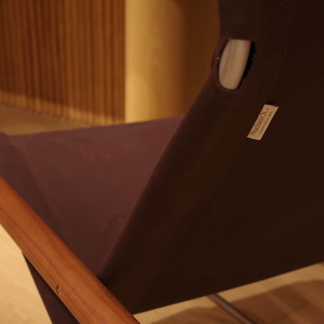 のインスタグラム：「11.22 Wed. Release!：The NychairX by Japanese designer Takeshi Nii “Limited Edition 2024”.  1970年に新居猛によってデザインされ、世界中で愛される名作椅子“NychairX”の限定モデル「Limited Edition 2024」を本日より受注販売いたします。 時代ごとの想いに寄り添ったモデルとして製作された「Limited Edition 2024」 は、1970年代のアーカイブから着想された懐かしさや安心感を与える仕上がりに。 “アースモーブブラウン”のシートに重厚感あるオーク材の肘掛けは、使い込まれた家具とも調和します。 Nychair XとNychair X Rockingが揃いましたので、ぜひそれぞれの座り心地をお試しください。  ＜NychairX＞Limited Edition 2024 ￥57,200（inc.tax）  ＜NychairX Rocking＞Limited Edition 2024 ￥60,500（inc.tax）  ＊通常モデルのオーダーも承っております。  ￣￣￣￣￣￣￣￣￣￣￣￣￣￣￣ オーダーは下記店舗にて承ります。  ［東京 新宿］BEAMS JAPAN 5階 fennica STUDIO ☎︎03-5368-7304  ［兵庫 神戸］BEAMS KOBE B1階 ☎︎ 078-335-2720 ＿＿＿＿＿＿＿＿＿＿＿＿＿＿＿  #新居猛 #nychairxlimitededition2024 #nychair #nychairx #nychairxrocking #beams #fennica #beamsjapan #beamsjapan5th #fennicastudio #beamskobe #fennicakobe」