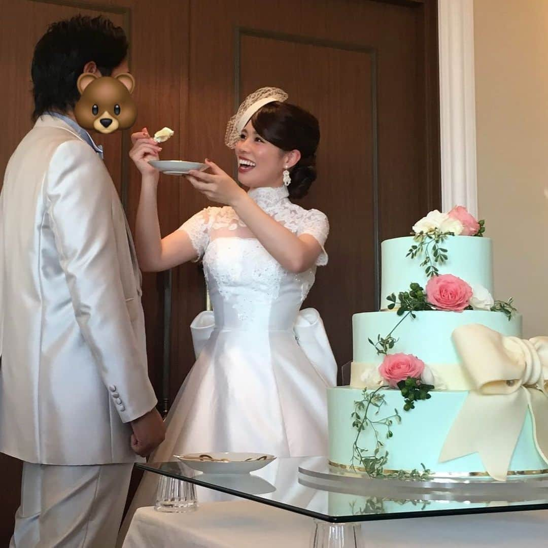 亜実のインスタグラム：「💒👫💒👫💒👫  🇯🇵結婚５周年記念🫶お付き合い期間も含めると、もう10年以上😳！今年は忙しすぎてちゃんとお祝いできず😭最近2ショット全然撮ってないから、結婚式の時の写真載せるね😂🙏結婚６年目もよろしくどうぞ❤️ 🇹🇼結婚５周年紀念日🫶要包含交往期間，在一起已經過了10年以上的時間呢😳！今年根本沒時間慶祝了好可惜😭因為最近完全沒拍我們2個的合照，要讓我po一下婚禮當天的照片吧😂🙏結婚第6年也請你繼續多多指教喔❤️  🐻❤️ @amimi_laogong  💒 #amiswedding20191109  ⛪️ @iseyama_hills   #結婚記念日 #結婚紀念日 #結婚5周年 #1122 #いい夫婦の日 #伊勢山ヒルズ」