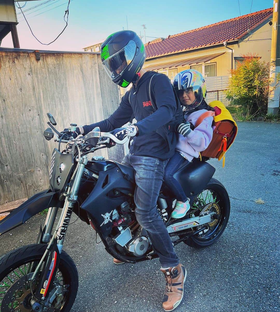 古澤恵のインスタグラム：「バイク通学🏍️  相変わらずバイク大好きなパパっ子娘👨‍👧💕  小学校は学区外登校してるから毎日車で送り迎えしてるんだけど父ちゃんがいる時は必ず「バイクで迎えきて」って言う。  短時間だけど父ちゃんも娘も嬉しそう🫶🏻  ランドセルの黄色いカバーが目立つ😂 . . . #パパっ子娘 #バイク通学 #バイク大好き娘 #バイク馬鹿親子」