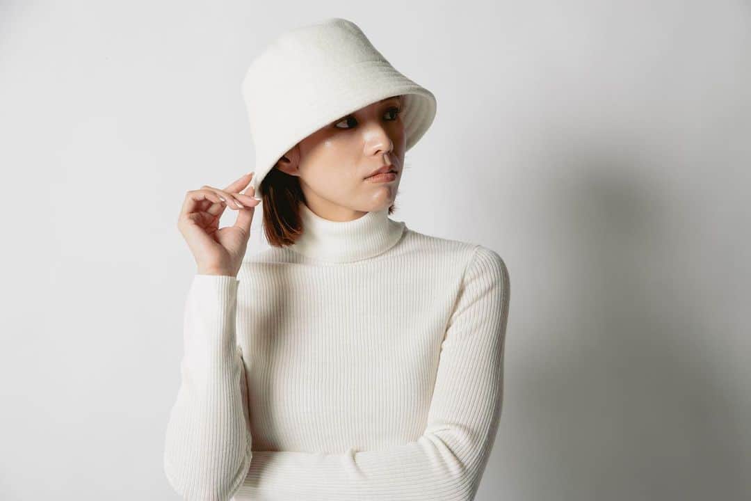 【公式】帽子専門店イチヨンプラス さんのインスタグラム写真 - (【公式】帽子専門店イチヨンプラス Instagram)「. つばの角度やこだわりのシルエット。 シンプルなデザインは、どんな服装との相性も間違いなし。 バスク特有の防寒機能とおしゃれ要素を兼ね備えた、万能アイテムです。  今年は新色も登場しました。 ベーシックカラーから、鮮やかな色味が目を引く可愛いカラーまで♪  秋冬のお洒落アイテムに、是非🍂  ▼商品名 #バスクシンプルバケハ ▼商品コード #101979  ¥4200(税込) Color:black,beige,green,green(2),white,charcoal,brown,pink/red,blue,orange,purple  ._______________________________________⠀⠀⠀  商品や色々なシーンに合わせた帽子コーデ、帽子にまつわるHOW TOをお届けしています♪ 最新情報はアカウントをCheck！ 👉@14plusjp . .________________________________________⠀⠀⠀ #イチヨンプラス #帽子 #帽子コーデ #ハット#バケハ#バケハコーデ #冬コーデ #ギフト  #防寒 #クリスマス #23aw」11月22日 19時06分 - 14plusjp