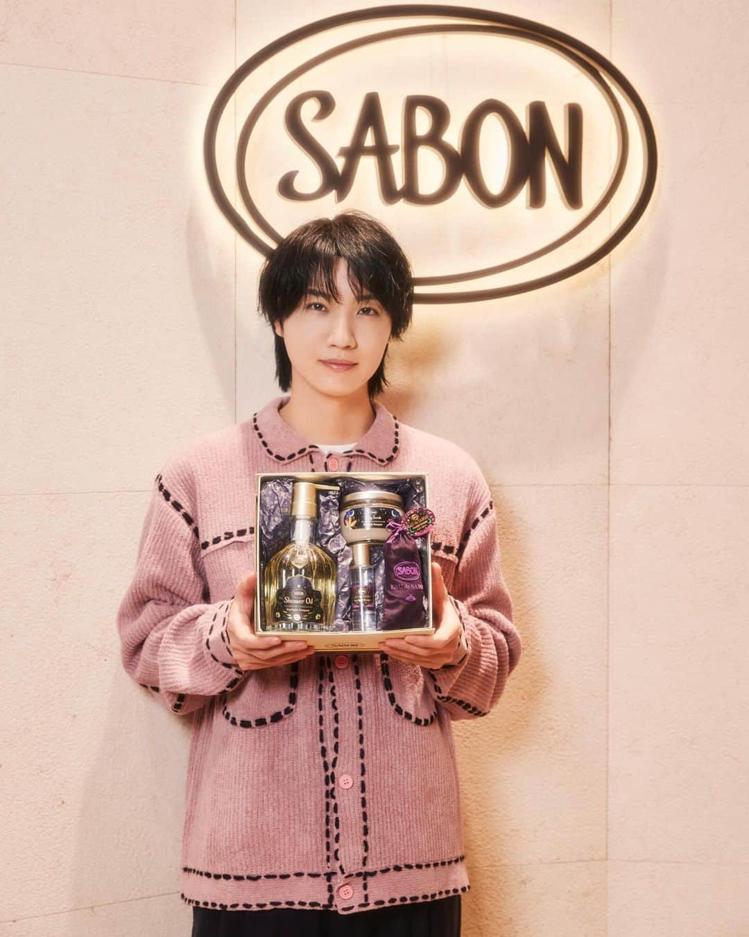 桜田通のインスタグラム：「SABON  SABONさんが日本上陸15周年を記念し、12/21(木)にセレブレーションイベントを開催します！ そして、そのイベントで僕もトークショーで参加させていただくことになりました✨  まずは今回のホリデーコレクション⭐️ 真夜中の25時がテーマだそうで、夜の世界に花々がきらめいて咲き誇る魅惑的な空間や、神秘的な香りで五感が満たされる感覚を味わうことができます🦋✨  一足早くホリデーコレクション2023を体験させていただいたのですが、ホリデーシーズンにぴったりの煌めきを感じられるようなフローラルな香りはもちろん、個人的な感覚ですが少し冷たい空気が心地良い冬の星空の下、神秘的なフローラルノート『スターライト・ブーケ』の香りが自分の周りの世界を包み込んでくれるような、神秘的な香りがとても上品で素敵でした🌙  今回のホリデーコレクションも間違いなくSABONらしく新しい世界へ誘ってくれます！  そして12月のイベントですが、応募制となっていて、11/30(木)までに条件を満たすと、抽選で30組60名様限定で参加することができます！ こちらもぜひ応募してみてくださいね❄️  @sabon_japan #sabon #サボン #sabonホリデーコレクション #sabon15thcelebration #sabonキャンペーン #サボンアトリエ #PR」