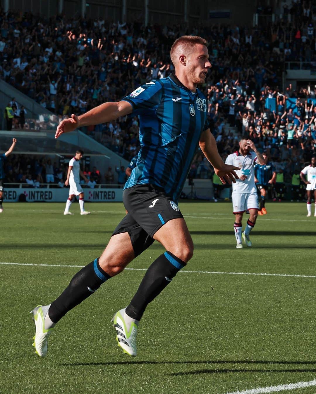 アタランタBCのインスタグラム：「Super Mario vola a @euro2024 con la Croazia! 🇭🇷🦸🏼‍♂️  @pasalicmario and @hns_cff fly to #EURO2024! 🇭🇷✈️  #GoAtalantaGo ⚫️🔵」