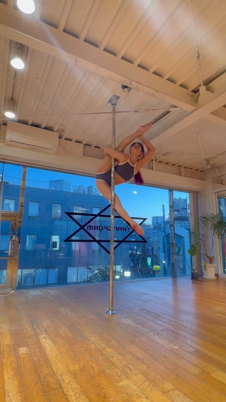 坂井絢香のインスタグラム：「Spinning pole routine🥞  Wearing @hot_han_official   #pdtricks  #poledance #ポールダンス　 #spinningpolecombo #spinningpole」