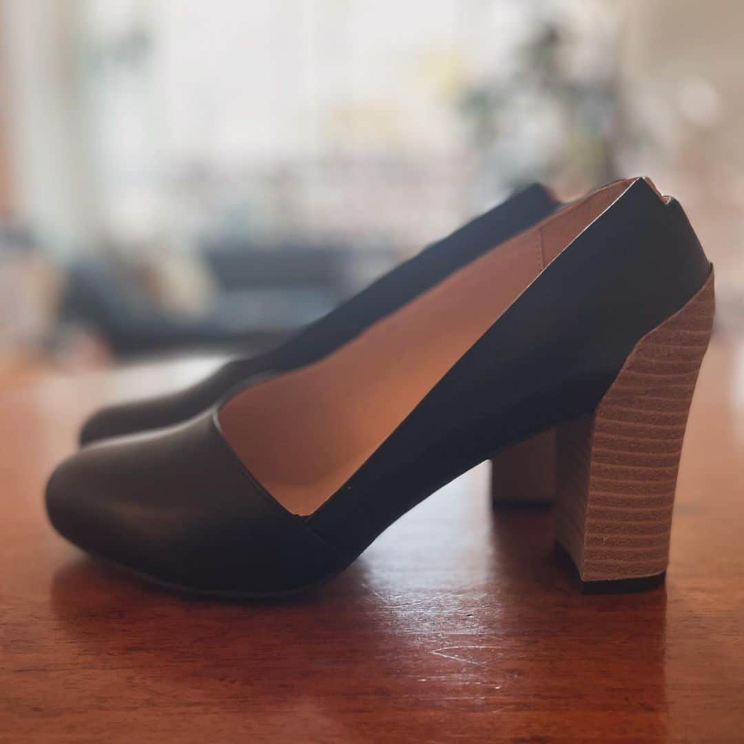 azumiさんのインスタグラム写真 - (azumiInstagram)「＊＊＊ New Pumps💫 展示会でオーダーしていた @petrosolaum さんのパンプスが届いた😊 8枚目のレースアップとめちゃくちゃ迷って、このデザイナーのこだわりがビシビシ感じられるカッティングのパンプスに決めた。  もう驚くほど歩きやすい。 今まで生きてきた中で1番履きやすいかも。  靴底がまた美しく木の釘が打たれている。 お気に入りのポイントだけど、靴が傷まないように裏張りするので，記念に写真📸。  #petrosolaum さんは、3枚目の顔面濃いめなご兄弟でブランドをされていて、国内のセレクトショップや百貨店だけではなくヨーロッパなどでも人気でファンが多いブランドです。 制作もご自分たちでやられるから凄いですね。  足を保護する道具としてのプロダクトと、アートピースとしてのプロダクトを融合させた物作りを目指すペテロオラウムのシューズ。 メンズが充実しているので、ぜひ見てみてください。  やっぱりお洒落は足元からだよね〜🥾 特にその人の思考や嗜好、こだわりは靴から感じるものがありますよね〜。 靴磨こ…。  #保存袋がかわいい #shoes #fashion   New Pumps💫 The pumps by @petrosolaum that I ordered at the exhibition have arrived 😊. I was so confused with the 8th lace-up pumps and decided to go with the pumps with the cutting that I could really feel the designer's attention to detail.  They are already amazingly comfortable to walk in. They are probably the most comfortable pumps I've ever lived in.  The soles are also beautifully nailed with wood. This is one of my favorite points, but I'm going to take a photo to commemorate the occasion because I'm going to put the soles on so that the shoes won't be damaged.  #petrosolaum is a brand run by the brothers in the third photo, who have darker faces. It is amazing that they do the production by themselves.  Peterorum shoes aim to create a fusion of products as tools to protect the feet and products as art pieces. We have a full lineup of men's shoes, so please take a look at them.  After all, fashion starts from the feet 🥾. Especially a person's thoughts, tastes, and particulars can be felt from his/her shoes~. Let's polish our shoes....  #shoes #fashion」11月22日 19時10分 - xx_azumi_xx