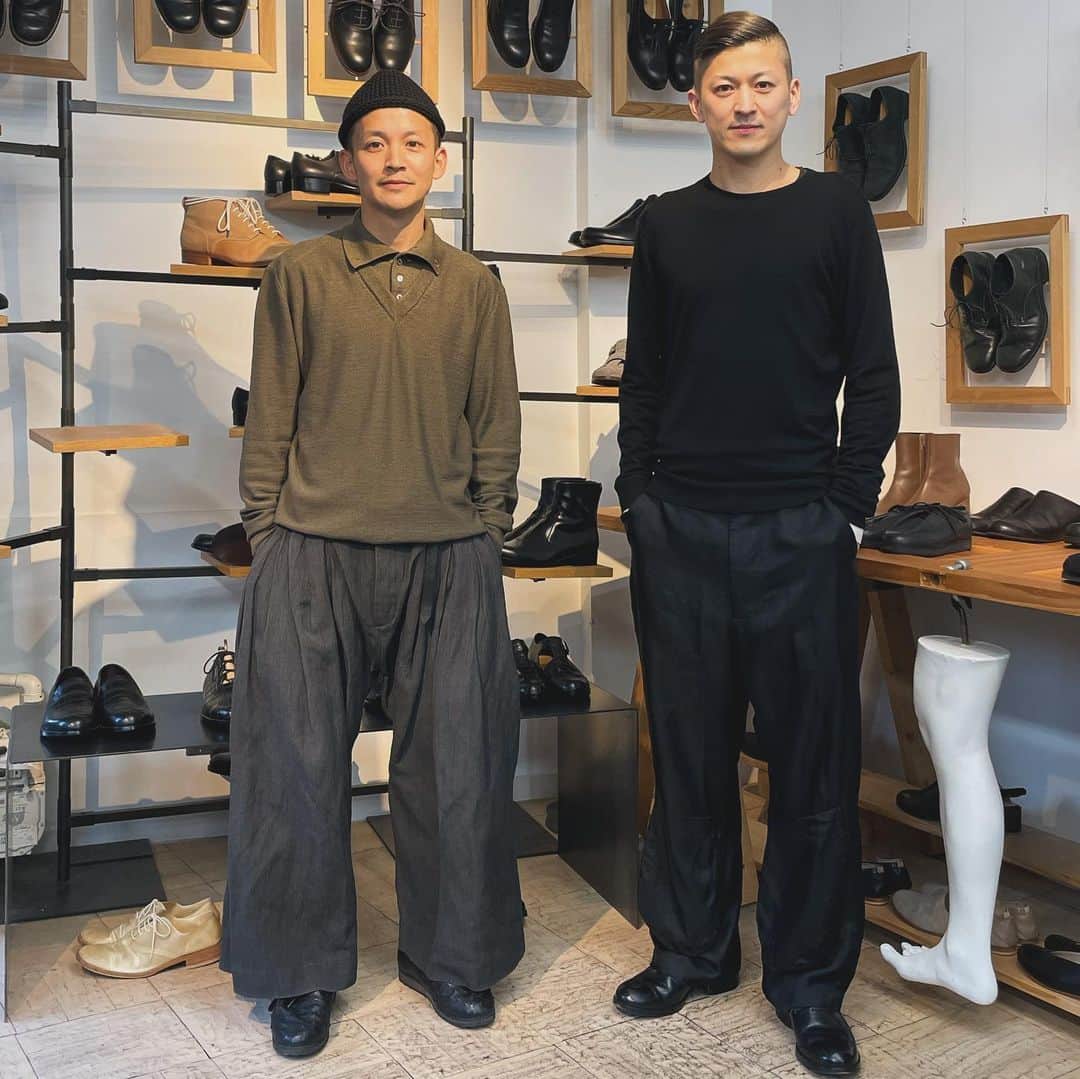 azumiさんのインスタグラム写真 - (azumiInstagram)「＊＊＊ New Pumps💫 展示会でオーダーしていた @petrosolaum さんのパンプスが届いた😊 8枚目のレースアップとめちゃくちゃ迷って、このデザイナーのこだわりがビシビシ感じられるカッティングのパンプスに決めた。  もう驚くほど歩きやすい。 今まで生きてきた中で1番履きやすいかも。  靴底がまた美しく木の釘が打たれている。 お気に入りのポイントだけど、靴が傷まないように裏張りするので，記念に写真📸。  #petrosolaum さんは、3枚目の顔面濃いめなご兄弟でブランドをされていて、国内のセレクトショップや百貨店だけではなくヨーロッパなどでも人気でファンが多いブランドです。 制作もご自分たちでやられるから凄いですね。  足を保護する道具としてのプロダクトと、アートピースとしてのプロダクトを融合させた物作りを目指すペテロオラウムのシューズ。 メンズが充実しているので、ぜひ見てみてください。  やっぱりお洒落は足元からだよね〜🥾 特にその人の思考や嗜好、こだわりは靴から感じるものがありますよね〜。 靴磨こ…。  #保存袋がかわいい #shoes #fashion   New Pumps💫 The pumps by @petrosolaum that I ordered at the exhibition have arrived 😊. I was so confused with the 8th lace-up pumps and decided to go with the pumps with the cutting that I could really feel the designer's attention to detail.  They are already amazingly comfortable to walk in. They are probably the most comfortable pumps I've ever lived in.  The soles are also beautifully nailed with wood. This is one of my favorite points, but I'm going to take a photo to commemorate the occasion because I'm going to put the soles on so that the shoes won't be damaged.  #petrosolaum is a brand run by the brothers in the third photo, who have darker faces. It is amazing that they do the production by themselves.  Peterorum shoes aim to create a fusion of products as tools to protect the feet and products as art pieces. We have a full lineup of men's shoes, so please take a look at them.  After all, fashion starts from the feet 🥾. Especially a person's thoughts, tastes, and particulars can be felt from his/her shoes~. Let's polish our shoes....  #shoes #fashion」11月22日 19時10分 - xx_azumi_xx