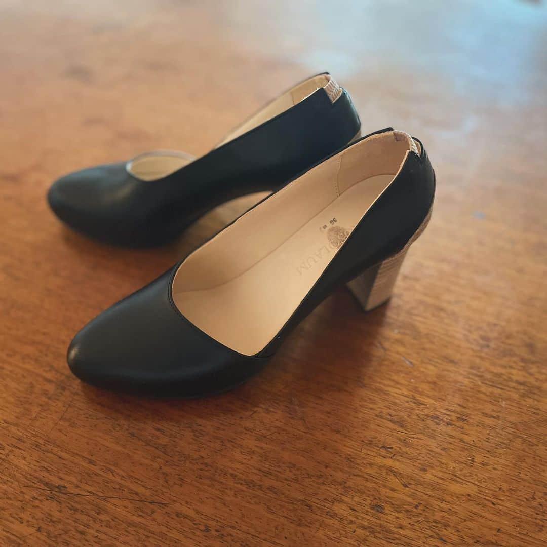 azumiさんのインスタグラム写真 - (azumiInstagram)「＊＊＊ New Pumps💫 展示会でオーダーしていた @petrosolaum さんのパンプスが届いた😊 8枚目のレースアップとめちゃくちゃ迷って、このデザイナーのこだわりがビシビシ感じられるカッティングのパンプスに決めた。  もう驚くほど歩きやすい。 今まで生きてきた中で1番履きやすいかも。  靴底がまた美しく木の釘が打たれている。 お気に入りのポイントだけど、靴が傷まないように裏張りするので，記念に写真📸。  #petrosolaum さんは、3枚目の顔面濃いめなご兄弟でブランドをされていて、国内のセレクトショップや百貨店だけではなくヨーロッパなどでも人気でファンが多いブランドです。 制作もご自分たちでやられるから凄いですね。  足を保護する道具としてのプロダクトと、アートピースとしてのプロダクトを融合させた物作りを目指すペテロオラウムのシューズ。 メンズが充実しているので、ぜひ見てみてください。  やっぱりお洒落は足元からだよね〜🥾 特にその人の思考や嗜好、こだわりは靴から感じるものがありますよね〜。 靴磨こ…。  #保存袋がかわいい #shoes #fashion   New Pumps💫 The pumps by @petrosolaum that I ordered at the exhibition have arrived 😊. I was so confused with the 8th lace-up pumps and decided to go with the pumps with the cutting that I could really feel the designer's attention to detail.  They are already amazingly comfortable to walk in. They are probably the most comfortable pumps I've ever lived in.  The soles are also beautifully nailed with wood. This is one of my favorite points, but I'm going to take a photo to commemorate the occasion because I'm going to put the soles on so that the shoes won't be damaged.  #petrosolaum is a brand run by the brothers in the third photo, who have darker faces. It is amazing that they do the production by themselves.  Peterorum shoes aim to create a fusion of products as tools to protect the feet and products as art pieces. We have a full lineup of men's shoes, so please take a look at them.  After all, fashion starts from the feet 🥾. Especially a person's thoughts, tastes, and particulars can be felt from his/her shoes~. Let's polish our shoes....  #shoes #fashion」11月22日 19時10分 - xx_azumi_xx