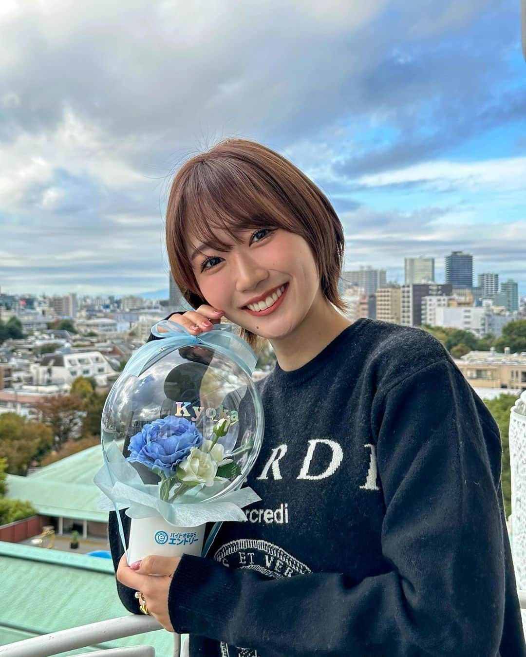 藤澤響花のインスタグラム：「かわいいバルーンフラワー頂いて、しかもネーム入り💐 何気ないタイミングでお花を持って帰る時幸せだ〜☺️💓 お花プレゼントできる男性は素敵ですヨ😏🤵🏻‍♂️  #バイトするならエントリー #バイトするならエントリーcup2023  #お花#フラワーアレンジメント#花束#flowers#flowerstagram#japanesegirl#ɪɴsᴛᴀɢᴏᴏᴅ」