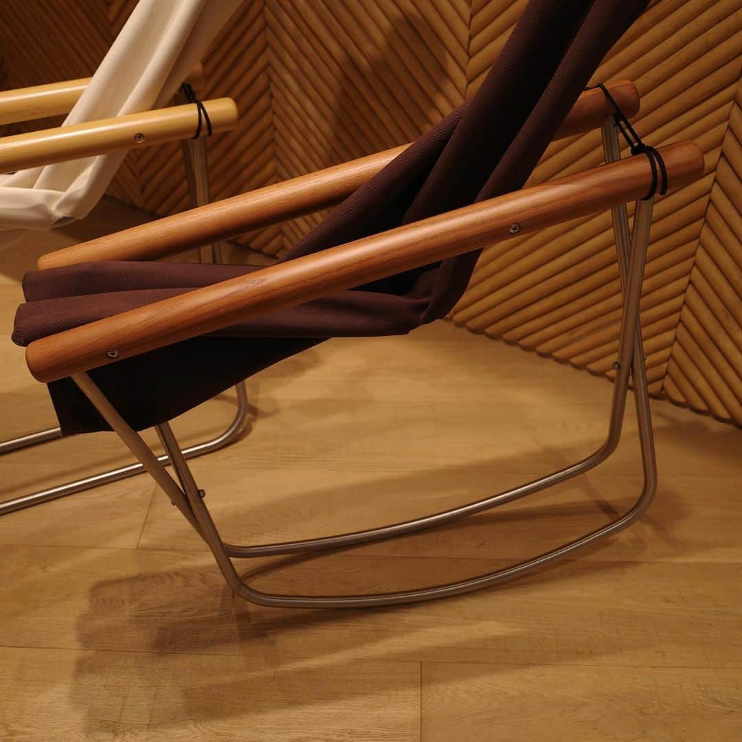 BEAMS JAPANさんのインスタグラム写真 - (BEAMS JAPANInstagram)「11.22 Wed. Release!：The NychairX by Japanese designer Takeshi Nii “Limited Edition 2024”.  1970年に新居猛によってデザインされ、世界中で愛される名作椅子“NychairX”の限定モデル「Limited Edition 2024」を本日より受注販売いたします。 時代ごとの想いに寄り添ったモデルとして製作された「Limited Edition 2024」 は、1970年代のアーカイブから着想された懐かしさや安心感を与える仕上がりに。 “アースモーブブラウン”のシートに重厚感あるオーク材の肘掛けは、使い込まれた家具とも調和します。 Nychair XとNychair X Rockingが揃いましたので、ぜひそれぞれの座り心地をお試しください。  ＜NychairX＞Limited Edition 2024 ￥57,200（inc.tax）  ＜NychairX Rocking＞Limited Edition 2024 ￥60,500（inc.tax）  ＊通常モデルのオーダーも承っております。  ￣￣￣￣￣￣￣￣￣￣￣￣￣￣￣ オーダーは下記店舗にて承ります。  ［東京 新宿］BEAMS JAPAN 5階 fennica STUDIO ☎︎03-5368-7304  ［兵庫 神戸］BEAMS KOBE B1階 ☎︎ 078-335-2720 ＿＿＿＿＿＿＿＿＿＿＿＿＿＿＿  #新居猛 #nychairxlimitededition2024 #nychair #nychairx #nychairxrocking #beams #fennica #beamsjapan #beamsjapan5th #fennicastudio #beamskobe #fennicakobe」11月22日 19時12分 - beams_japan