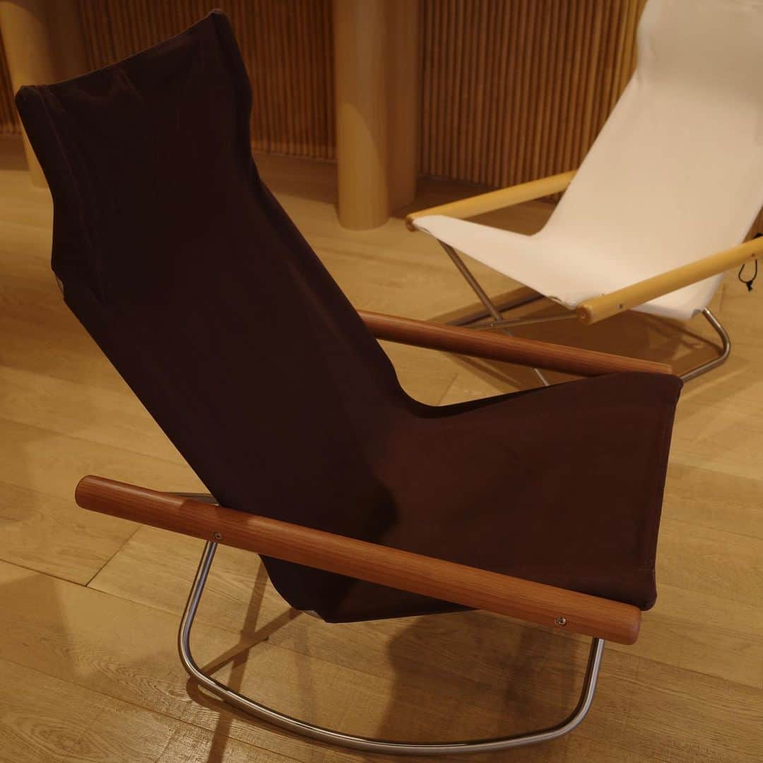 BEAMS JAPANさんのインスタグラム写真 - (BEAMS JAPANInstagram)「11.22 Wed. Release!：The NychairX by Japanese designer Takeshi Nii “Limited Edition 2024”.  1970年に新居猛によってデザインされ、世界中で愛される名作椅子“NychairX”の限定モデル「Limited Edition 2024」を本日より受注販売いたします。 時代ごとの想いに寄り添ったモデルとして製作された「Limited Edition 2024」 は、1970年代のアーカイブから着想された懐かしさや安心感を与える仕上がりに。 “アースモーブブラウン”のシートに重厚感あるオーク材の肘掛けは、使い込まれた家具とも調和します。 Nychair XとNychair X Rockingが揃いましたので、ぜひそれぞれの座り心地をお試しください。  ＜NychairX＞Limited Edition 2024 ￥57,200（inc.tax）  ＜NychairX Rocking＞Limited Edition 2024 ￥60,500（inc.tax）  ＊通常モデルのオーダーも承っております。  ￣￣￣￣￣￣￣￣￣￣￣￣￣￣￣ オーダーは下記店舗にて承ります。  ［東京 新宿］BEAMS JAPAN 5階 fennica STUDIO ☎︎03-5368-7304  ［兵庫 神戸］BEAMS KOBE B1階 ☎︎ 078-335-2720 ＿＿＿＿＿＿＿＿＿＿＿＿＿＿＿  #新居猛 #nychairxlimitededition2024 #nychair #nychairx #nychairxrocking #beams #fennica #beamsjapan #beamsjapan5th #fennicastudio #beamskobe #fennicakobe」11月22日 19時12分 - beams_japan