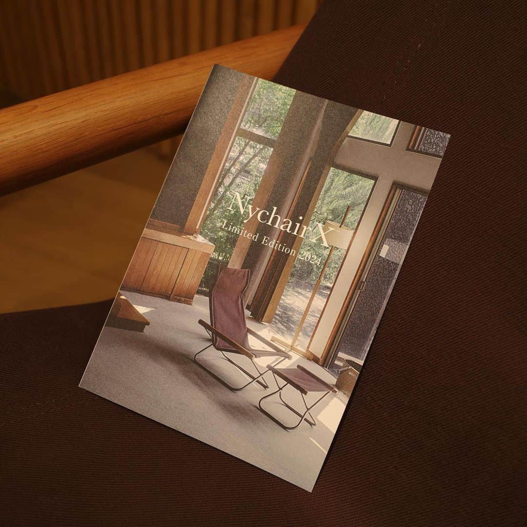 のインスタグラム：「11.22 Wed. Release!：The NychairX by Japanese designer Takeshi Nii “Limited Edition 2024”.  1970年に新居猛によってデザインされ、世界中で愛される名作椅子“NychairX”の限定モデル「Limited Edition 2024」を本日より受注販売いたします。 時代ごとの想いに寄り添ったモデルとして製作された「Limited Edition 2024」 は、1970年代のアーカイブから着想された懐かしさや安心感を与える仕上がりに。 “アースモーブブラウン”のシートに重厚感あるオーク材の肘掛けは、使い込まれた家具とも調和します。 Nychair XとNychair X Rockingが揃いましたので、ぜひそれぞれの座り心地をお試しください。  ＜NychairX＞Limited Edition 2024 ￥57,200（inc.tax）  ＜NychairX Rocking＞Limited Edition 2024 ￥60,500（inc.tax）  ＊通常モデルのオーダーも承っております。  ￣￣￣￣￣￣￣￣￣￣￣￣￣￣￣ オーダーは下記店舗にて承ります。  ［東京 新宿］BEAMS JAPAN 5階 fennica STUDIO ☎︎03-5368-7304  ［兵庫 神戸］BEAMS KOBE B1階 ☎︎ 078-335-2720 ＿＿＿＿＿＿＿＿＿＿＿＿＿＿＿  #新居猛 #nychairxlimitededition2024 #nychair #nychairx #nychairxrocking #beams #fennica #beamsjapan #beamsjapan5th #fennicastudio #beamskobe #fennicakobe」