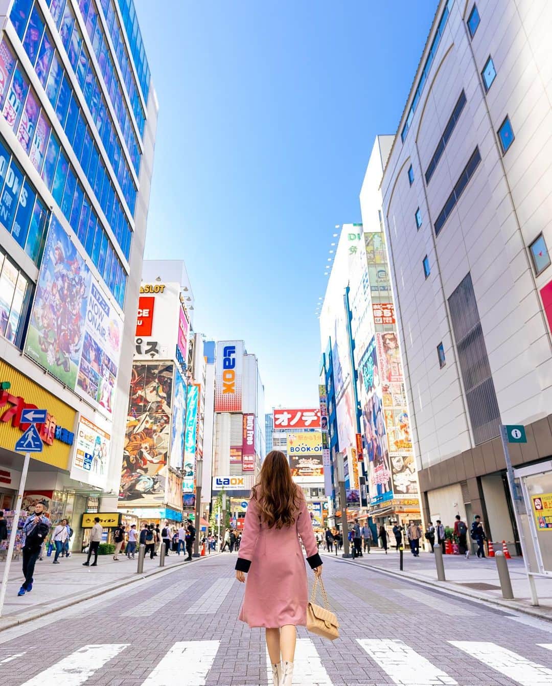 Stella Leeさんのインスタグラム写真 - (Stella LeeInstagram)「Iconic shots of Akihabara, Tokyo 🇯🇵 When I first came to Tokyo, it was difficult to find where to take the iconic shot of the area to not waste my time, and my legs 🤣  Therefore I create Tokyo 100 SPOTS on www.stellartravelguide.com to help you take this shots, and should only take you less than 1 hour per area 🫣」11月22日 19時22分 - stellalee92