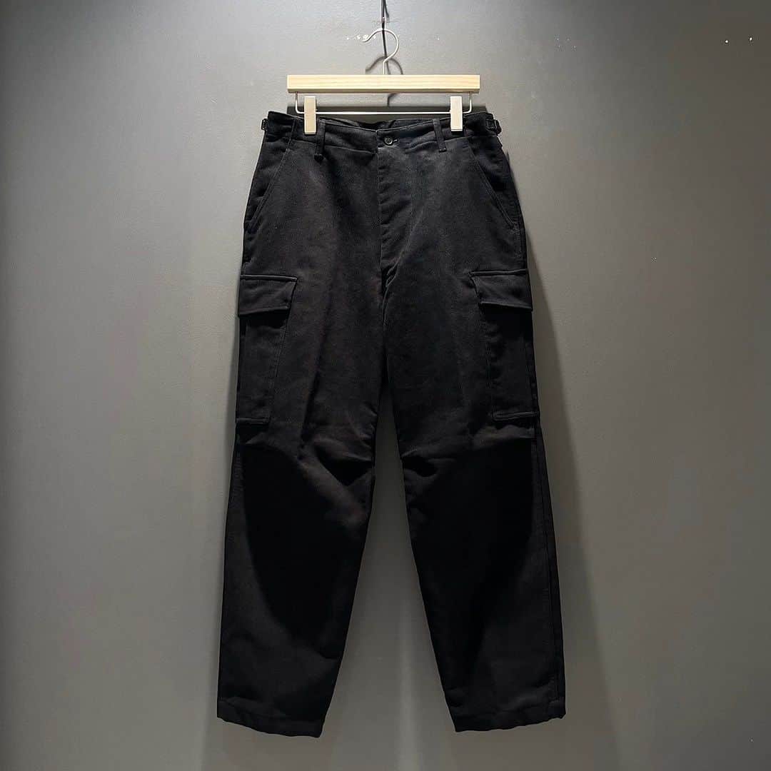 のインスタグラム：「＜COMOLI＞ Mens Moleskin BDU Pants ¥63,800-(inc.tax) Item No.11-24-1195 BEAMS JAPAN 2F ☎︎03-5368-7317 ※こちらの商品は入荷と投稿の時間差により、在庫のご用意が無い場合がございます。ご了承下さい。 @beams_japan #comoli #beams #beamsjapan #beamsjapan2nd Instagram for New Arrivals Blog for Recommended Items」