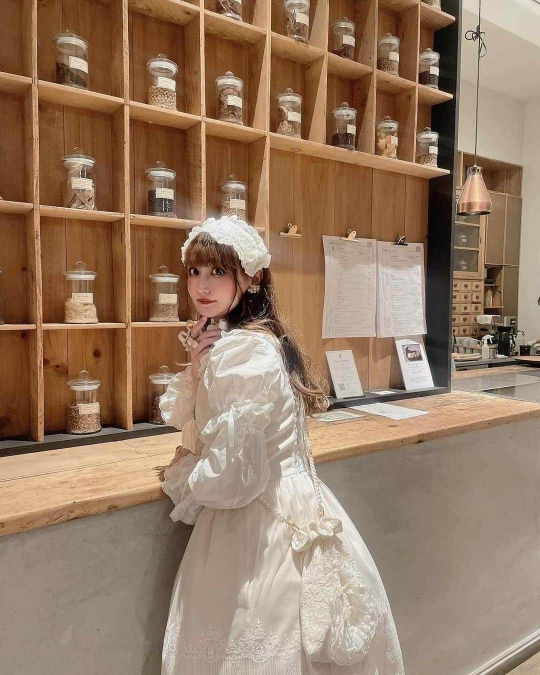 愛野えりさんのインスタグラム写真 - (愛野えりInstagram)「. 🕯️ℳ𝑜𝒾-𝓂𝑒𝓂𝑒-ℳ𝑜𝒾𝓉𝒾𝑒🕯️ ✼••┈┈••✼••┈┈••✼••┈┈••✼  #モワティエ さんの “燭台エンブレムゲートJSK”  おろしました🤍🤍🤍  冬にぴったりのクラシカルな雰囲気の1枚☃❄  生成カラーが柔らかくあたたかい印象にしてくれて モワティエさんには珍しいカラーリング🕯️  繊細なオリジナルレースの柄は ホワイトでワントーンに統一されているのが とってもお洒落です🤍🕯️  インナーやアクセサリー類を変えて もっともっと大切に着ていきたいです .. 🥀♡  ┈┈┈┈┈┈┈┈┈┈ コーデの詳細は タグ付けを見てね👀💭 ┈┈┈┈┈┈┈┈┈┈  ✼••┈┈••✼••┈┈••✼••┈┈••✼  #moimememoitie #ゴシックロリィタ #goth #gothiclolitafashion  #懐古ロリィタ  #ロリィタ #クラシックロリータ #クラシカルロリィタ #eglcommunity  #oldschoollolita #classiclolitafashion #gothiclolita #ロリータ #classicallolita #harajuku  #ゴシックロリータ #ロリータ #ロリィタファッション #ロリータファッション #ロリータ服 #ロリータコーデ  #handmad #kawaiifashion #lolitadress」11月22日 19時14分 - ainoeri