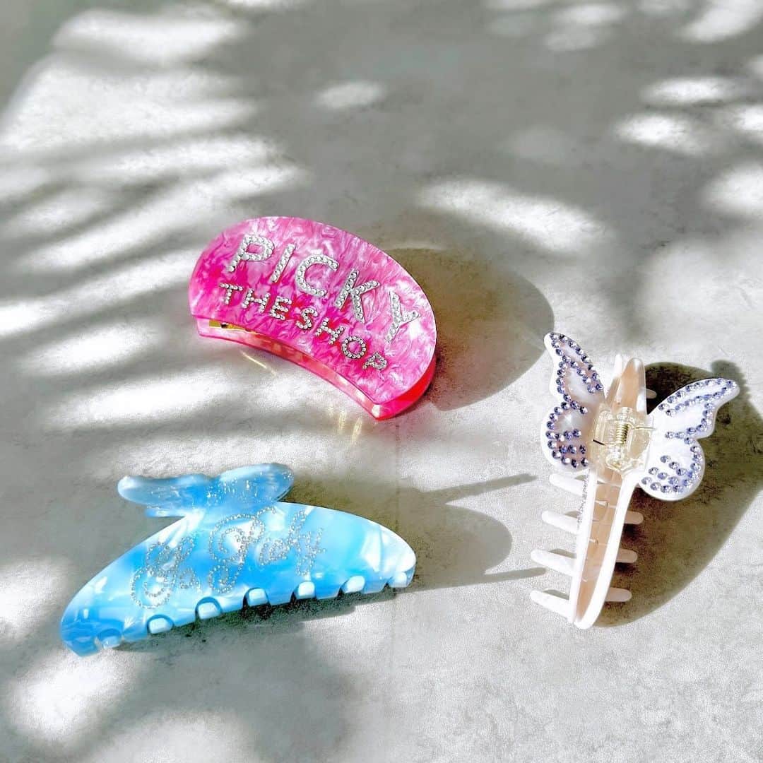 SHIMAのインスタグラム：「-PICKY original hair clip-  PICKY THE SHOP/PICKY ONLINE STOREにて販売しております💋  PICKY限定商品です✨  『PICKY THE SHOP』 12:00〜20:00 Address: B1F,5-50-3 JINGUMAE SHIBUYA-KU TOKYO Tel:03-6805-1837」