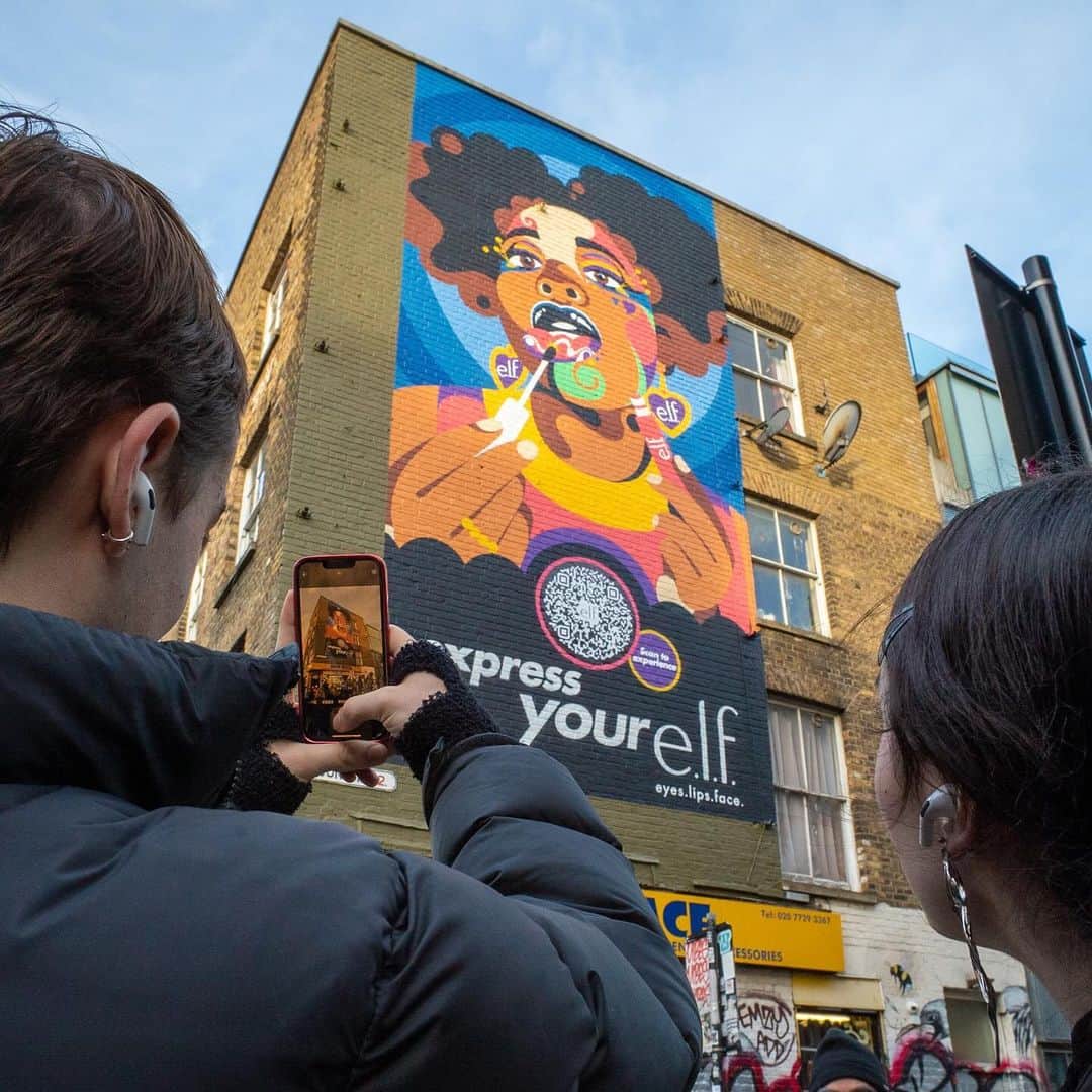 e.l.f.さんのインスタグラム写真 - (e.l.f.Instagram)「Our vibrant as e.l.f. murals created by @lauragreenan, featuring Zimbabwean-born rapper, poet and DJ, @meduulla just landed! Inspired by her incredible e.l.f.-expression and epic raps 🎵 🌈  Scan the QR codes, hear @meduulla explosive.lines.flow. and watch the magic unfold! 🎤Don’t miss out on this AR experience in Birmingham, London and Manchester- express your e.l.f. and share the love! 💖📸 Keep your eyes peeled for more exciting announcements coming your way! 👀   Where the e.l.f. are the murals?! 🇬🇧 📍London Brick Lane - 200 Brick Ln, London E1 6SA 📍Manchester Shudehill – 60 Shudehill, M4 4AA 📍Birmingham - High St Digbeth B12 0LD   Make sure to tag us if you spot them out and about! #expressyourelf #elfcosmeticsuk」11月22日 19時16分 - elfcosmetics