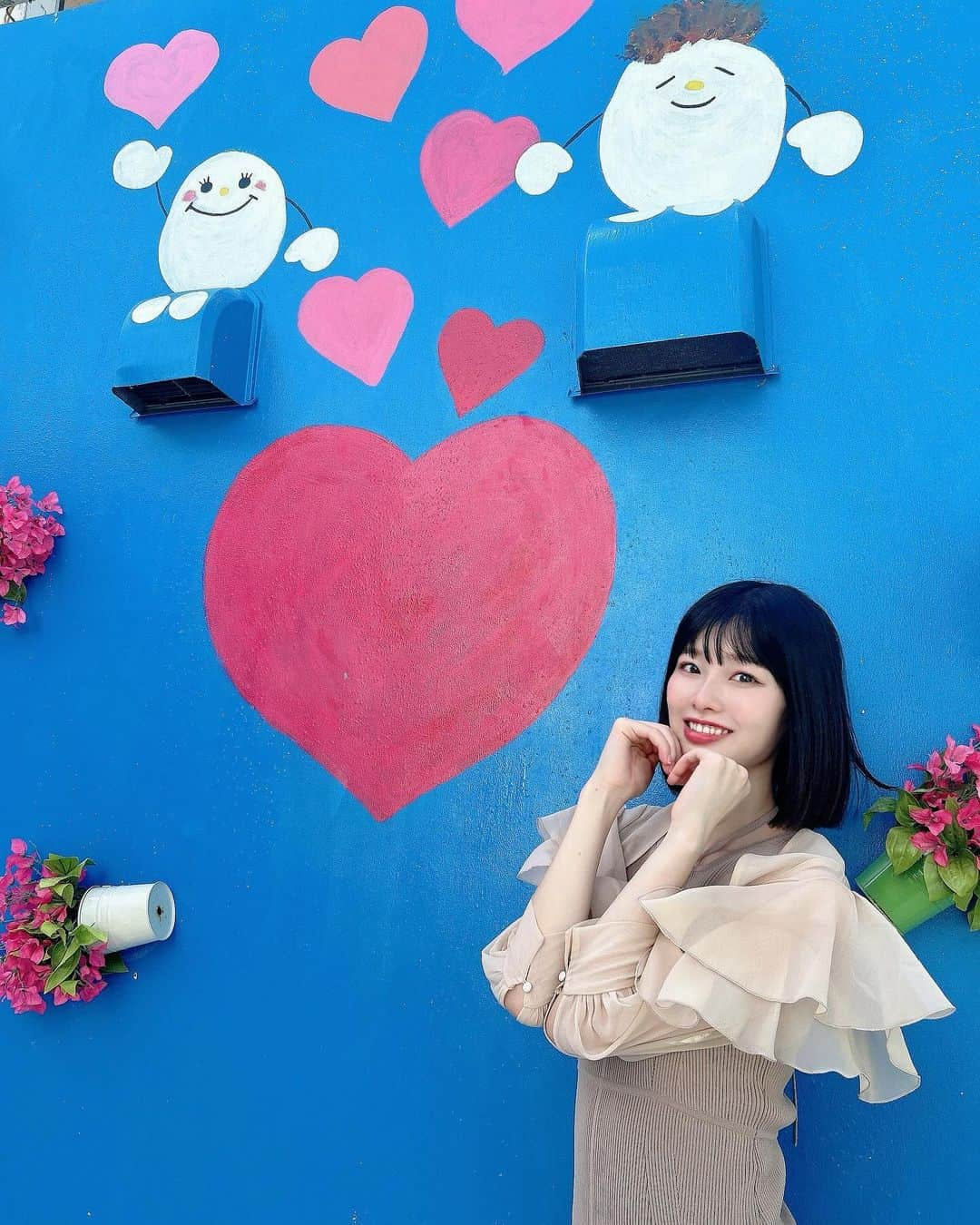 浅井七海のインスタグラム：「. 可愛い壁画アートを見つけて 一緒に撮りました☁️💖 I found a cute mural art and took it together  #うみかじテラス #壁画 #壁画アート」