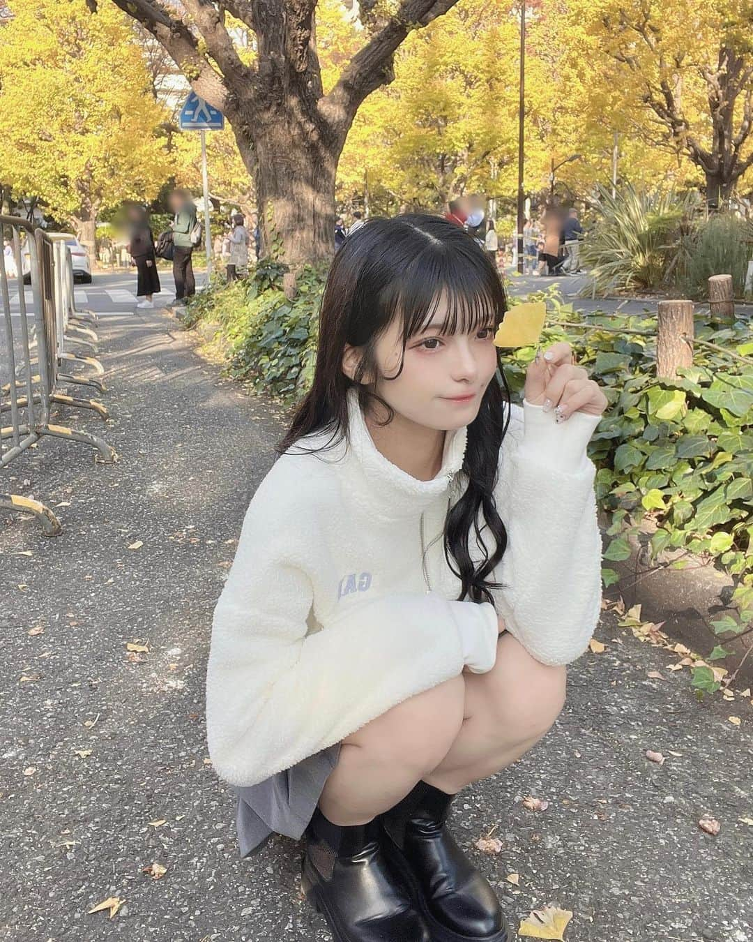 葉山かえでのインスタグラム：「. . 秋みーーっけ！🍂  今日はオフだったので ママといちょう並木お散歩してました👭 落葉する前に見にいけてよかった☺︎  今日の気温ずっとつづいてほしいなーー  . .  #黒髪ロング #セルフアレンジ #japanesegirl #外苑前いちょう並木  #デートコーデ  #今日のコーデ  #いいね返し  #ootd #ootdfashion #outfit #instafashion #likesforlike #japanphoto #fashionstyle #likeforlikes #guコーデ #gapコーデ #gapフリース #フリースコーデ #暗髪カラー #透明感カラー  #骨格ウェーブ #アイドル前髪 #ブリーチなしカラー #プチプラコーデ #プチプラファッション #カジュアルガーリーコーデ #ウェーブ体型 #プリーツスカートコーデ #カジュアルガーリー」