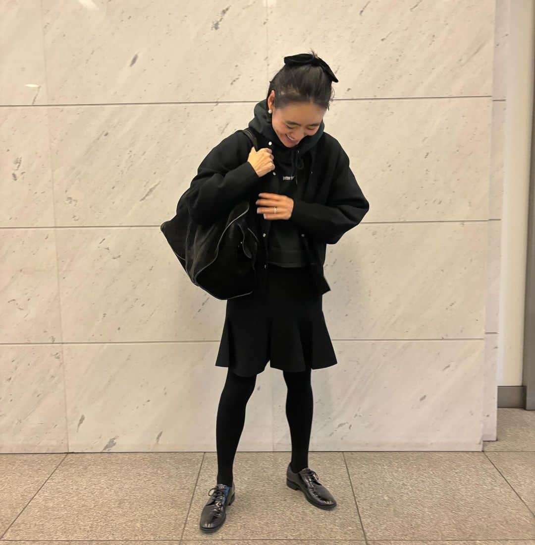 金子綾のインスタグラム：「today's... #ootd  #akcloset   トッズの靴はもう10年くらい大事に履いてる♡」