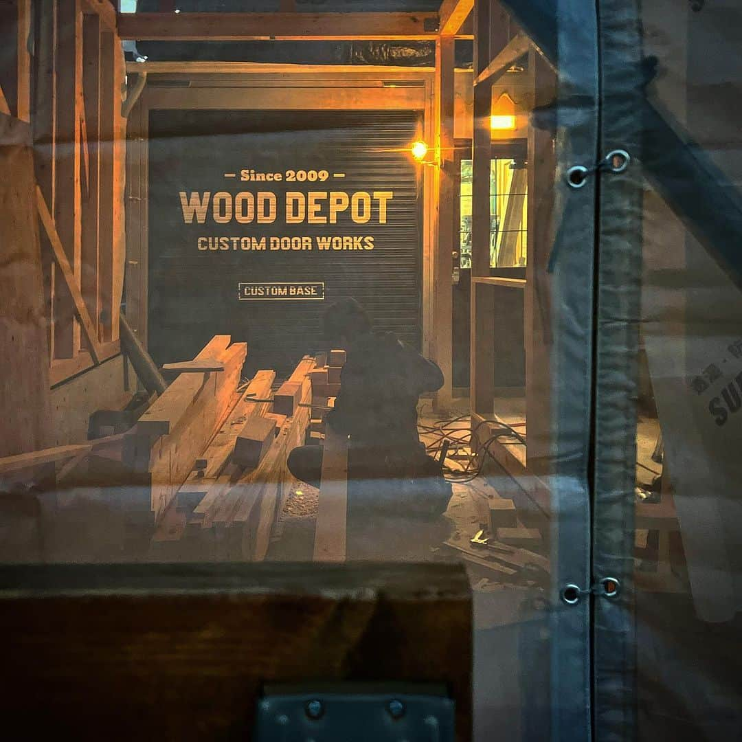 木製ドアの全国通販　ウッドデポのインスタグラム：「WOOD DEPOT リニューアルオープンに向け大工さんの腕がうなります！ #木製ドア #木のドア #玄関ドア #室内ドア #アンティーク風ドア #ビンテージドア #ヴィンテージ #自宅カフェ #自宅ショップ #カフェ改装 #カスタムドア #コンテナハウス #古民家リノベーション #古民家改装 #古民家再生 #マイホーム計画中 #新築 #店舗 #美容室改装 #リノベ #リノベーション #店舗改装」