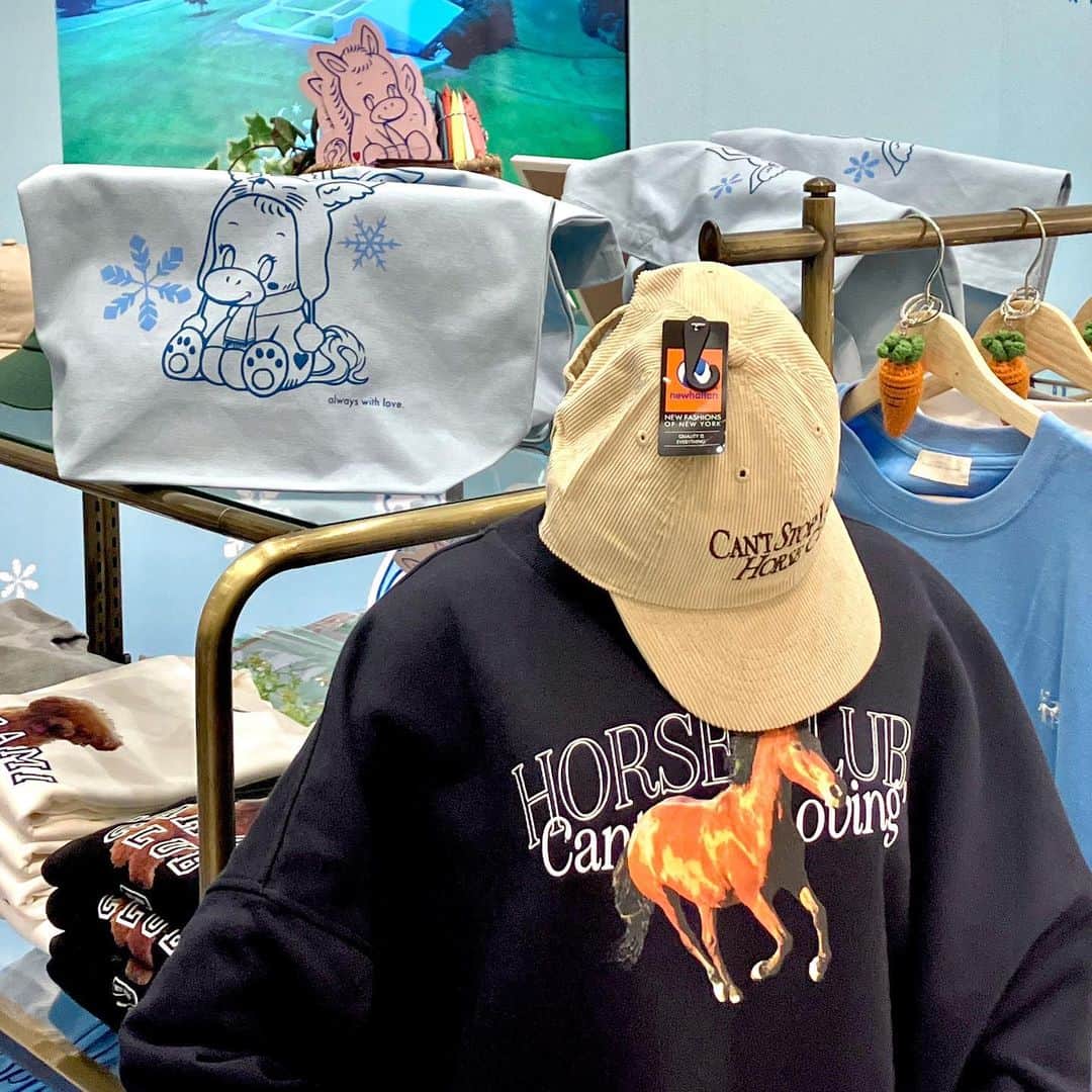 daimarusapporoのインスタグラム：「1階 イベントスペースで〈NASU FARM VILLAGE〉期間限定ショップを開催中！ 栃木県にある牧場から、オリジナルのグッズや札幌限定アイテムが登場しました🐎  店頭には、オリジナルデザインのバッグやファッションアイテム、アクセサリーなどがずらり。 オリジナルの黒糖ラテベースやコーヒ豆などもいちおしです☕️  ※イベントの売り上げの一部は保護馬活動の支援につながります🐎  雪の結晶と「サブレちゃん」がデザインされたバッグやマグカップは札幌限定のアイテムですのでお見逃しなく❄️ ぜひ店頭でご覧ください！  ※11/28(火)まで  🐎紗栄子さん写真撮影会を開催します🐎 日時 11月25日(土)　11：00～19：00（途中休憩あり） 11月26日(日)　11：00～18：00（途中休憩あり） 参加条件 POPUPにて税込16,500円以上お買いあげのお客様へ、選択可能なノベルティの一つとして写真撮影会参加券をお渡しいたします。 ※混雑と混乱を避けるため、会場は公表せず参加券お渡しの際にお客様へお伝えいたします。詳しくは店頭でお問い合わせください。  #大丸札幌 #nasufarmvillage #ナスファームヴィレッジ #サブレちゃん #札幌限定」