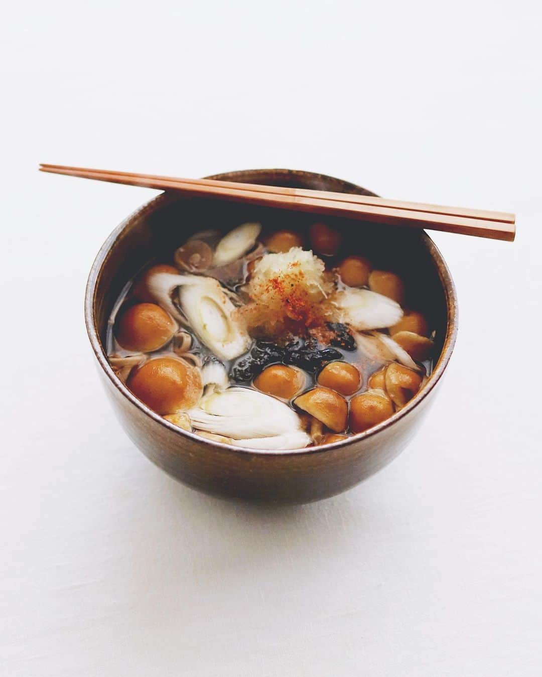 樋口正樹さんのインスタグラム写真 - (樋口正樹Instagram)「Nameko Soba 🍄  今夜は温かいなめこ蕎麦、 海苔と大根おろし足して、 八幡屋礒五郎の七味少々😋  美味しい一杯できたけど、 今回使った蕎麦は出雲の 本田くんちのレンチンで 作れちゃう便利な新商品！ 試させていただきました😋  具材はもちろん、お湯を 沸かしたり多少の準備は そこそこ必要なんだけど、 一人分がすぐでき楽チン！ コレ、早く安く美味しく ３拍子揃っててすごいよ！ 夜食や忙しい朝に嬉しい。  パッケージは、、、割愛😙 @izumo_soba_honda  . #なめこそば #なめこ蕎麦 #温かい蕎麦 #本田屋 #pr #namekosoba #sobanoodle」11月22日 19時31分 - higuccini