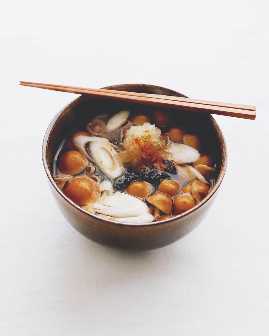 樋口正樹のインスタグラム：「Nameko Soba 🍄  今夜は温かいなめこ蕎麦、 海苔と大根おろし足して、 八幡屋礒五郎の七味少々😋  美味しい一杯できたけど、 今回使った蕎麦は出雲の 本田くんちのレンチンで 作れちゃう便利な新商品！ 試させていただきました😋  具材はもちろん、お湯を 沸かしたり多少の準備は そこそこ必要なんだけど、 一人分がすぐでき楽チン！ コレ、早く安く美味しく ３拍子揃っててすごいよ！ 夜食や忙しい朝に嬉しい。  パッケージは、、、割愛😙 @izumo_soba_honda  . #なめこそば #なめこ蕎麦 #温かい蕎麦 #本田屋 #pr #namekosoba #sobanoodle」