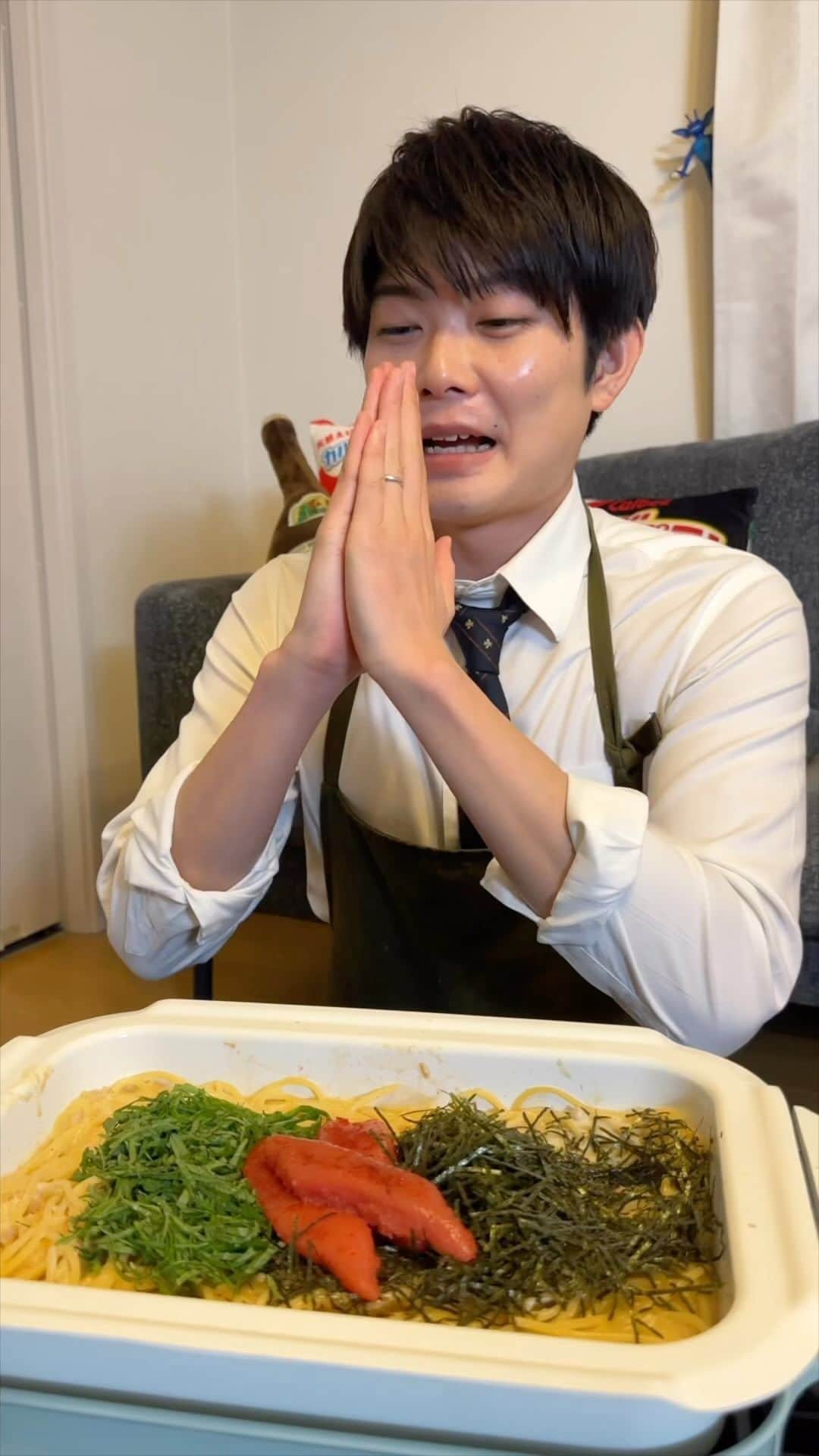 ぴーきちのインスタグラム：「【ギャル】悪魔の明太クリームパスタ  【明太クリームパスタ】 〈材料〉 パスタ400g 水600ml A ツナ缶1缶 昆布茶小さじ1 めんつゆ（4倍濃縮）大さじ2 B 生クリーム200ml 明太子100g おろしにんにく小さじ1 バター20g C 明太子適量 大葉適量 刻み海苔適量  〈作り方〉 ①フライパンに水を沸かして、パスタとAを入れパスタがお好みの硬さになるまで茹でる。 ②Bを加えて混ぜる。 ③Cをトッピングする。  ～～～～～～～～～～～～～～～～～～～～～～～～～～～～～～～～～～  レシピ本第二弾「おつかれごはん おかわり」作っちゃいました！ Amazonや楽天でチェックしてみてくださーーーーい🥰✨  #おつまみ  #おうち時間  #おうち居酒屋  #料理動画  #料理レシピ  #簡単レシピ  #簡単おつまみ  #おかず  #レシピ」