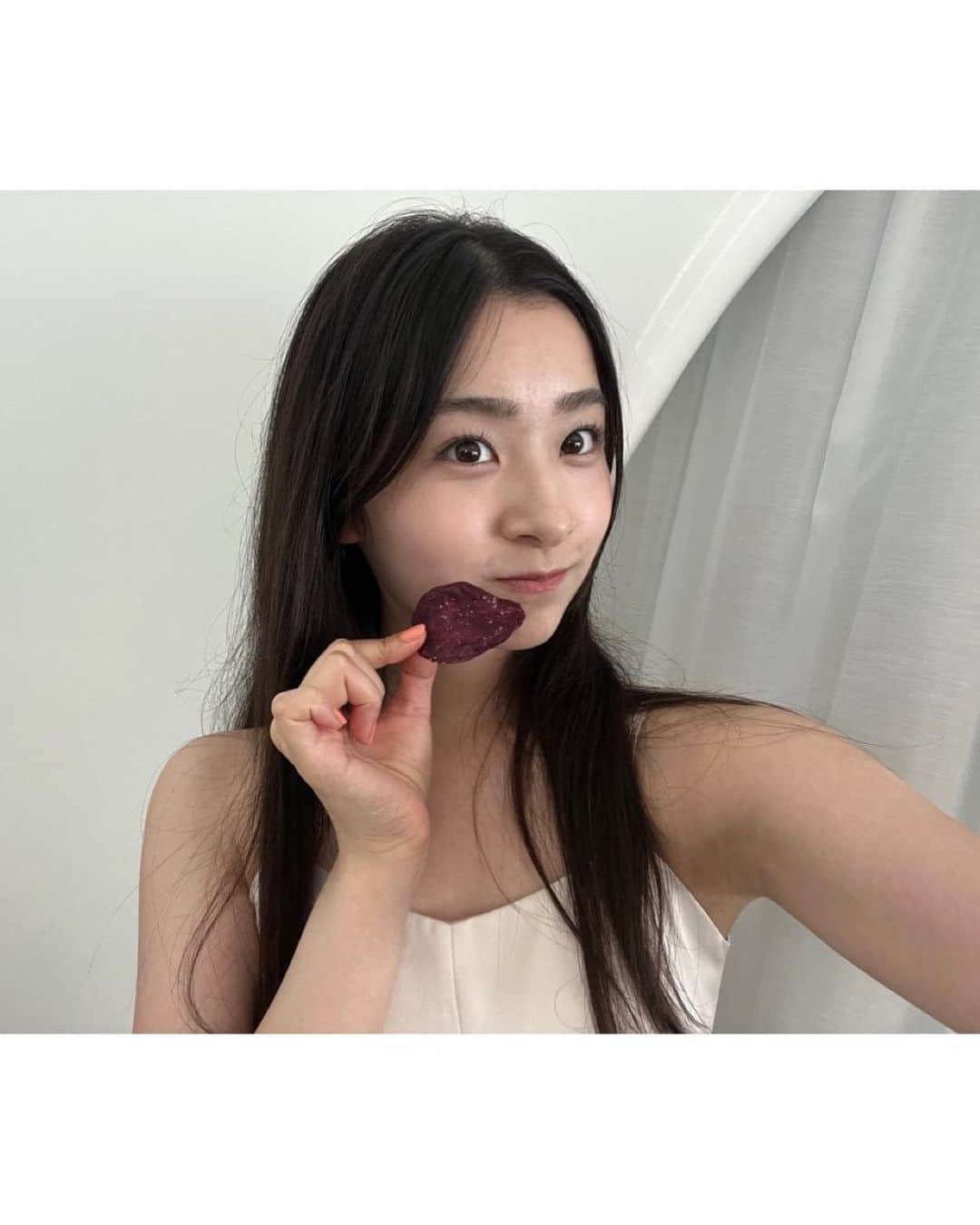 杏ジュリアさんのインスタグラム写真 - (杏ジュリアInstagram)「8ヶ月前に発売した写真集の オフショだよ📸  沖縄また行きたいな~🤩  最近のジュリアは、サラダとかお芋とかアイスとか、好きなものいっぱい食べてます😳幸せ😋  #白ワンピース #お芋チップス #写真集 #TOKIMEKI #okinawa #沖縄 #沖縄観光 #沖縄旅行 #trip #instagood  #インスタ映え #盛れ #camera #오오티디 #ootd #데일리코디 #여름코디 #island #自然  #japan #idol #超とき宣 #杏ジュリア」11月22日 19時24分 - julia_an_official