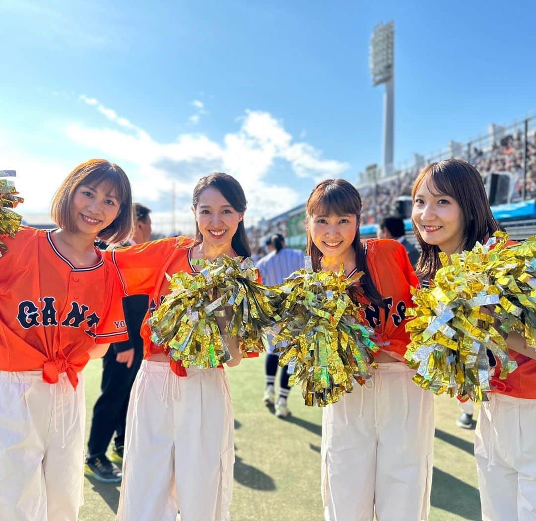 阿部智帆のインスタグラム：「🧡🧡🧡 第1回ジャイアンツ祭り⚾︎ 「レジェンドOB 対 女子チーム」  こんなにも豪華な試合で チームメイトと再結成させて頂けるなんて...🥺💓 感謝でいっぱいの１日になりました。  もう一度、グラウンドでみんなで踊れる日がくるなんて 夢にも思ってなかった🥹💓けど、夢みたいに幸せでした。  温かいジャイアンツファンのみなさんと、 熱いスタッフのみなさんに見守って頂きながら 成長させてもらって今日があるんだと 初心に返った日。 VENUSとして出逢えた全てのことが、宝物なんだと痛感🥹  動画は 最後のポーズでシマが近付いてくるのが視界に入った瞬間、 現役時代にタイムスリップしたみたいで実はめっちゃ感動しちゃってるので、記念に置いておきます🤲笑  #giants #ジャイアンツ祭り #続く」