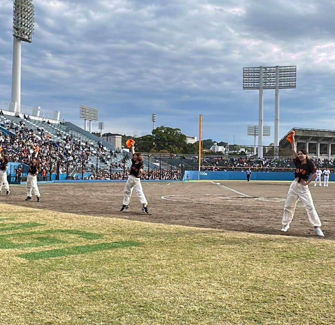 阿部智帆さんのインスタグラム写真 - (阿部智帆Instagram)「🧡🧡🧡 第1回ジャイアンツ祭り⚾︎ 「レジェンドOB 対 女子チーム」  こんなにも豪華な試合で チームメイトと再結成させて頂けるなんて...🥺💓 感謝でいっぱいの１日になりました。  もう一度、グラウンドでみんなで踊れる日がくるなんて 夢にも思ってなかった🥹💓けど、夢みたいに幸せでした。  温かいジャイアンツファンのみなさんと、 熱いスタッフのみなさんに見守って頂きながら 成長させてもらって今日があるんだと 初心に返った日。 VENUSとして出逢えた全てのことが、宝物なんだと痛感🥹  動画は 最後のポーズでシマが近付いてくるのが視界に入った瞬間、 現役時代にタイムスリップしたみたいで実はめっちゃ感動しちゃってるので、記念に置いておきます🤲笑  #giants #ジャイアンツ祭り #続く」11月22日 19時24分 - chiho_abe829