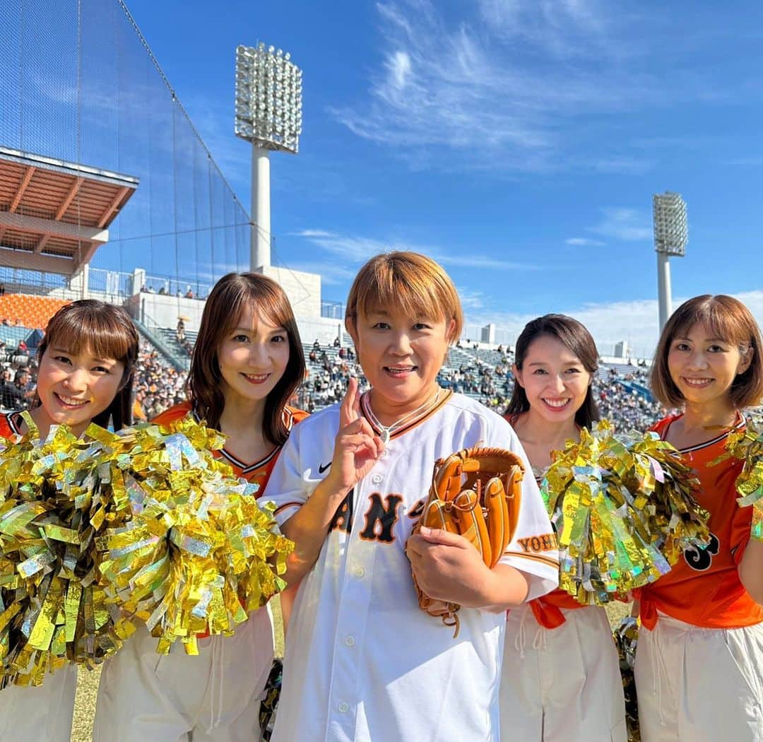 阿部智帆さんのインスタグラム写真 - (阿部智帆Instagram)「🧡🧡🧡 第1回ジャイアンツ祭り⚾︎ 「レジェンドOB 対 女子チーム」  こんなにも豪華な試合で チームメイトと再結成させて頂けるなんて...🥺💓 感謝でいっぱいの１日になりました。  もう一度、グラウンドでみんなで踊れる日がくるなんて 夢にも思ってなかった🥹💓けど、夢みたいに幸せでした。  温かいジャイアンツファンのみなさんと、 熱いスタッフのみなさんに見守って頂きながら 成長させてもらって今日があるんだと 初心に返った日。 VENUSとして出逢えた全てのことが、宝物なんだと痛感🥹  動画は 最後のポーズでシマが近付いてくるのが視界に入った瞬間、 現役時代にタイムスリップしたみたいで実はめっちゃ感動しちゃってるので、記念に置いておきます🤲笑  #giants #ジャイアンツ祭り #続く」11月22日 19時24分 - chiho_abe829