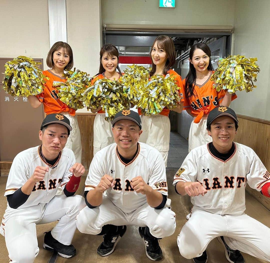 阿部智帆さんのインスタグラム写真 - (阿部智帆Instagram)「🧡🧡🧡 第1回ジャイアンツ祭り⚾︎ 「レジェンドOB 対 女子チーム」  こんなにも豪華な試合で チームメイトと再結成させて頂けるなんて...🥺💓 感謝でいっぱいの１日になりました。  もう一度、グラウンドでみんなで踊れる日がくるなんて 夢にも思ってなかった🥹💓けど、夢みたいに幸せでした。  温かいジャイアンツファンのみなさんと、 熱いスタッフのみなさんに見守って頂きながら 成長させてもらって今日があるんだと 初心に返った日。 VENUSとして出逢えた全てのことが、宝物なんだと痛感🥹  動画は 最後のポーズでシマが近付いてくるのが視界に入った瞬間、 現役時代にタイムスリップしたみたいで実はめっちゃ感動しちゃってるので、記念に置いておきます🤲笑  #giants #ジャイアンツ祭り #続く」11月22日 19時24分 - chiho_abe829