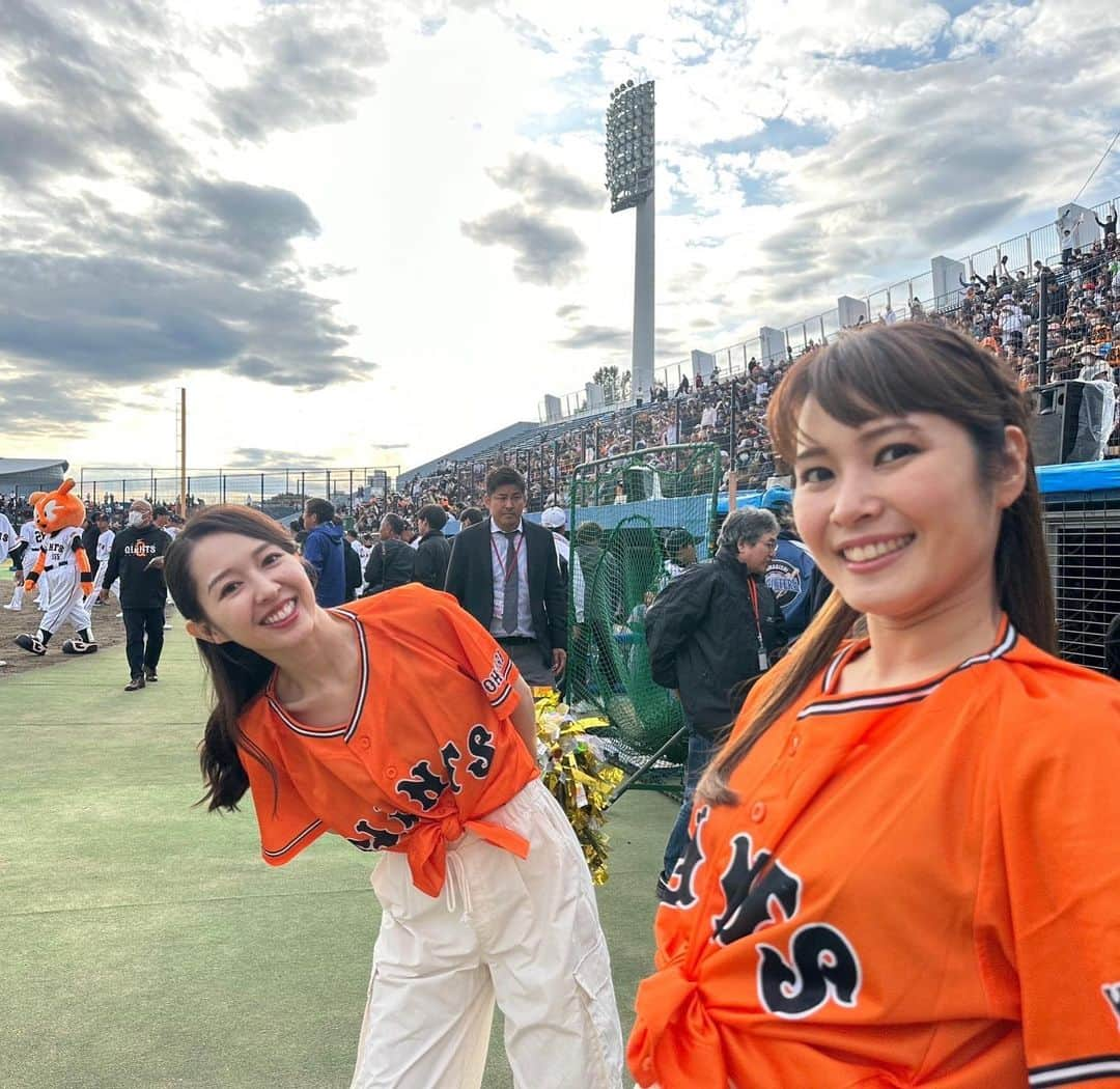 阿部智帆さんのインスタグラム写真 - (阿部智帆Instagram)「🧡🧡🧡 第1回ジャイアンツ祭り⚾︎ 「レジェンドOB 対 女子チーム」  こんなにも豪華な試合で チームメイトと再結成させて頂けるなんて...🥺💓 感謝でいっぱいの１日になりました。  もう一度、グラウンドでみんなで踊れる日がくるなんて 夢にも思ってなかった🥹💓けど、夢みたいに幸せでした。  温かいジャイアンツファンのみなさんと、 熱いスタッフのみなさんに見守って頂きながら 成長させてもらって今日があるんだと 初心に返った日。 VENUSとして出逢えた全てのことが、宝物なんだと痛感🥹  動画は 最後のポーズでシマが近付いてくるのが視界に入った瞬間、 現役時代にタイムスリップしたみたいで実はめっちゃ感動しちゃってるので、記念に置いておきます🤲笑  #giants #ジャイアンツ祭り #続く」11月22日 19時24分 - chiho_abe829