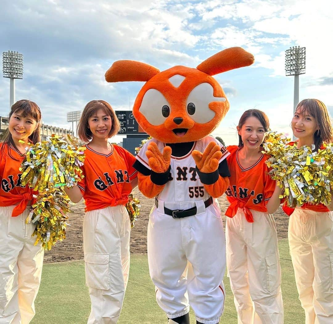 阿部智帆さんのインスタグラム写真 - (阿部智帆Instagram)「🧡🧡🧡 第1回ジャイアンツ祭り⚾︎ 「レジェンドOB 対 女子チーム」  こんなにも豪華な試合で チームメイトと再結成させて頂けるなんて...🥺💓 感謝でいっぱいの１日になりました。  もう一度、グラウンドでみんなで踊れる日がくるなんて 夢にも思ってなかった🥹💓けど、夢みたいに幸せでした。  温かいジャイアンツファンのみなさんと、 熱いスタッフのみなさんに見守って頂きながら 成長させてもらって今日があるんだと 初心に返った日。 VENUSとして出逢えた全てのことが、宝物なんだと痛感🥹  動画は 最後のポーズでシマが近付いてくるのが視界に入った瞬間、 現役時代にタイムスリップしたみたいで実はめっちゃ感動しちゃってるので、記念に置いておきます🤲笑  #giants #ジャイアンツ祭り #続く」11月22日 19時24分 - chiho_abe829