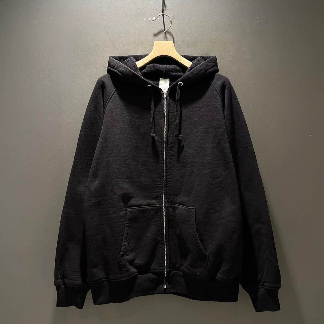 のインスタグラム：「＜COMOLI＞ Mens Cotton 吊裏毛 Zip Hoodie ¥46,200-(inc.tax) Item No.11-13-0437 BEAMS JAPAN 2F ☎︎03-5368-7317 ※こちらの商品は入荷と投稿の時間差により、在庫のご用意が無い場合がございます。ご了承下さい。 @beams_japan #comoli #beams #beamsjapan #beamsjapan2nd Instagram for New Arrivals Blog for Recommended Items」